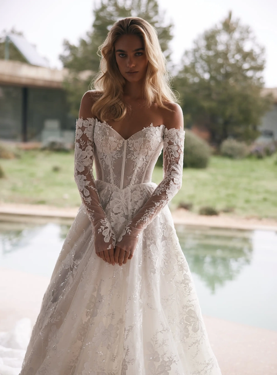 Vestito da sposa da principessa con maniche lunghe staccabili off-shoulder in pizzo effetto tattoo, corpetto steccato a vita basca con scollo a cuore, A-line in tulle e pizzo