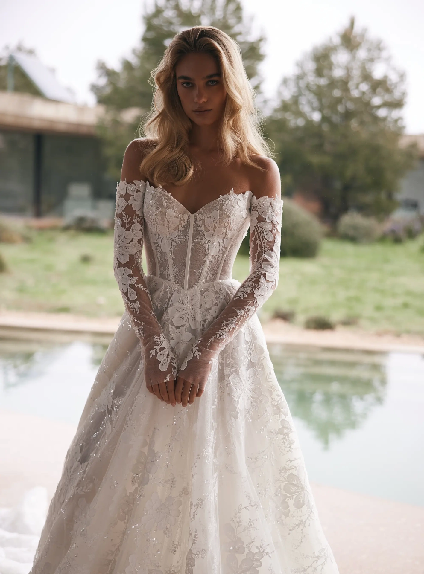 Vestito da sposa da principessa con maniche lunghe staccabili off-shoulder in pizzo effetto tattoo, corpetto steccato a vita basca con scollo a cuore, A-line in tulle e pizzo