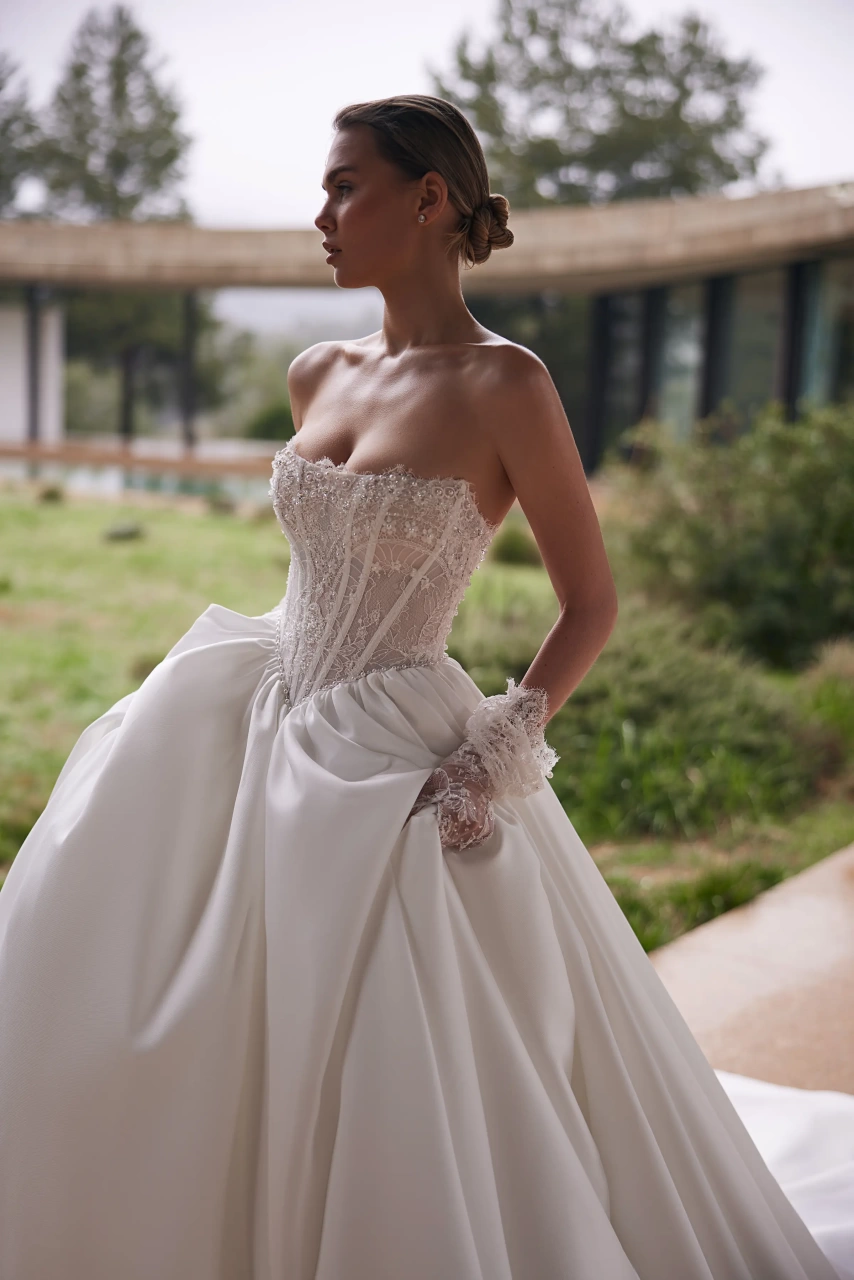 Abito da sposa lussuoso e principesco A-line, corpetto steccato senza spalline a vita basca in pizzo ricamato con cristalli e perle, guanti gioiello in pizzo, gonna ampia e voluminosa in mikado con strascico lungo