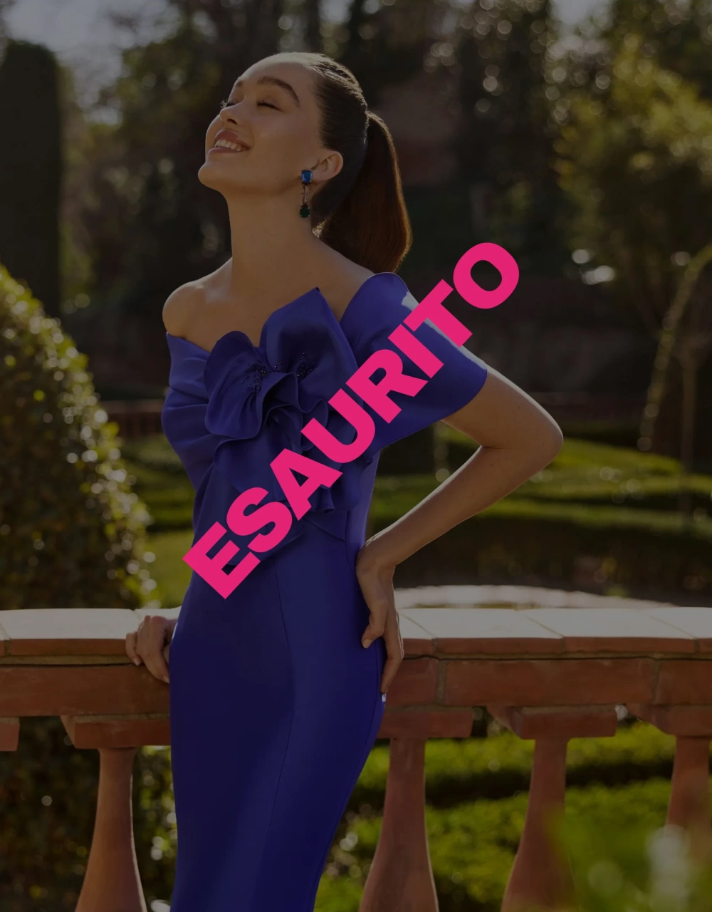 Abito lungo da cerimonia blu a sirena in mikado leggero con scollo scenografico off-sholder che si chiude sulla spalla sinistra con ruches voluminose, corpino leggermente drappeggiato - Lo Specchio Atelier Abiti da Cerimonia a Verona