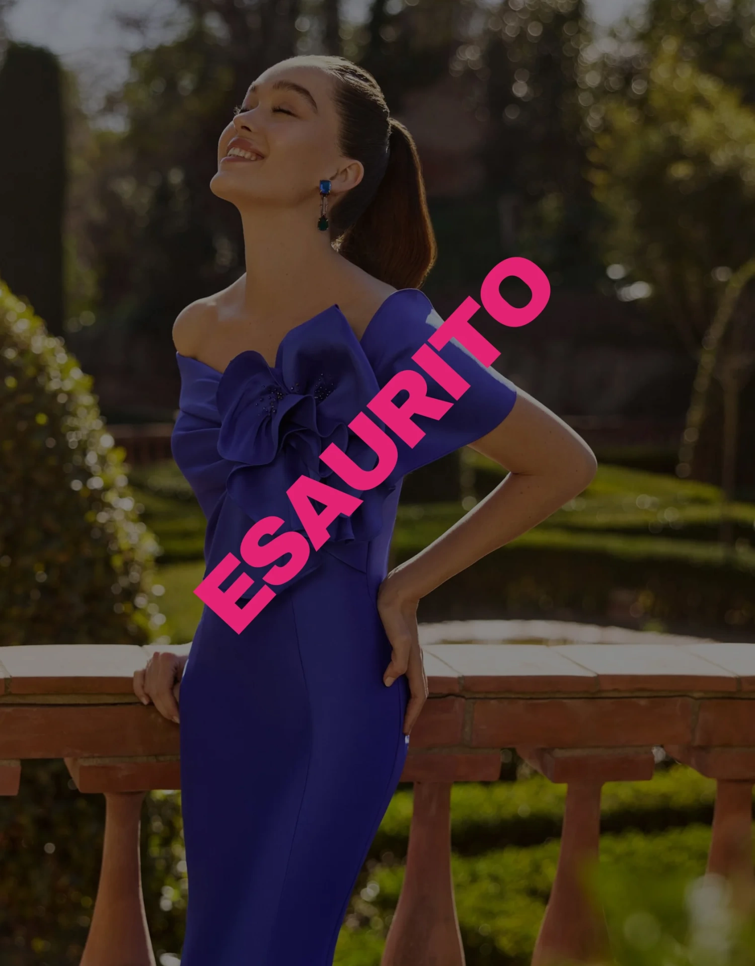 Abito lungo da cerimonia blu a sirena in mikado leggero con scollo scenografico off-sholder che si chiude sulla spalla sinistra con ruches voluminose, corpino leggermente drappeggiato - Lo Specchio Atelier Abiti da Cerimonia a Verona