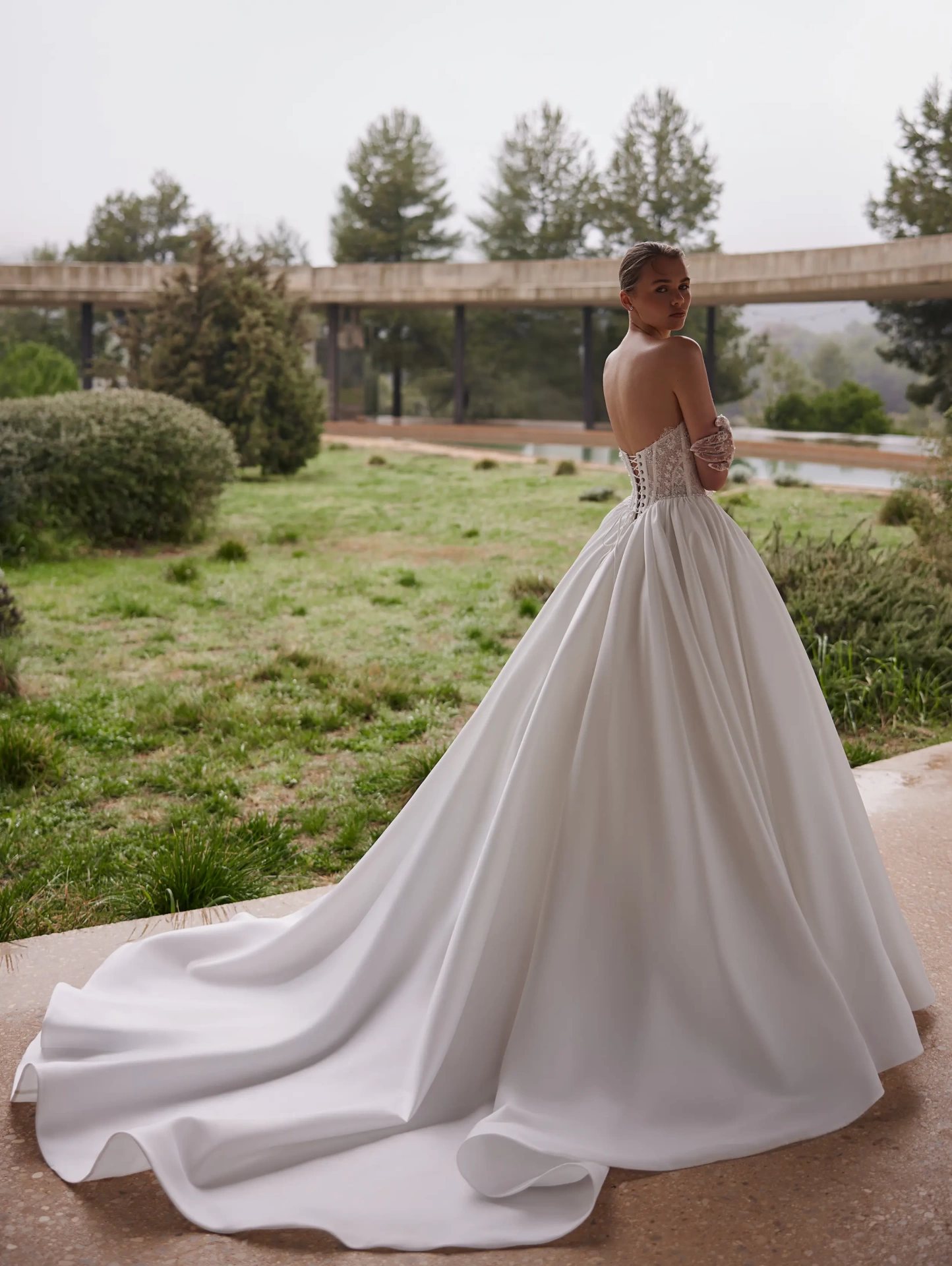 Abito da sposa lussuoso e principesco A-line, corpetto steccato senza spalline a vita basca in pizzo ricamato con cristalli e perle, guanti gioiello in pizzo, gonna ampia e voluminosa in mikado con strascico lungo