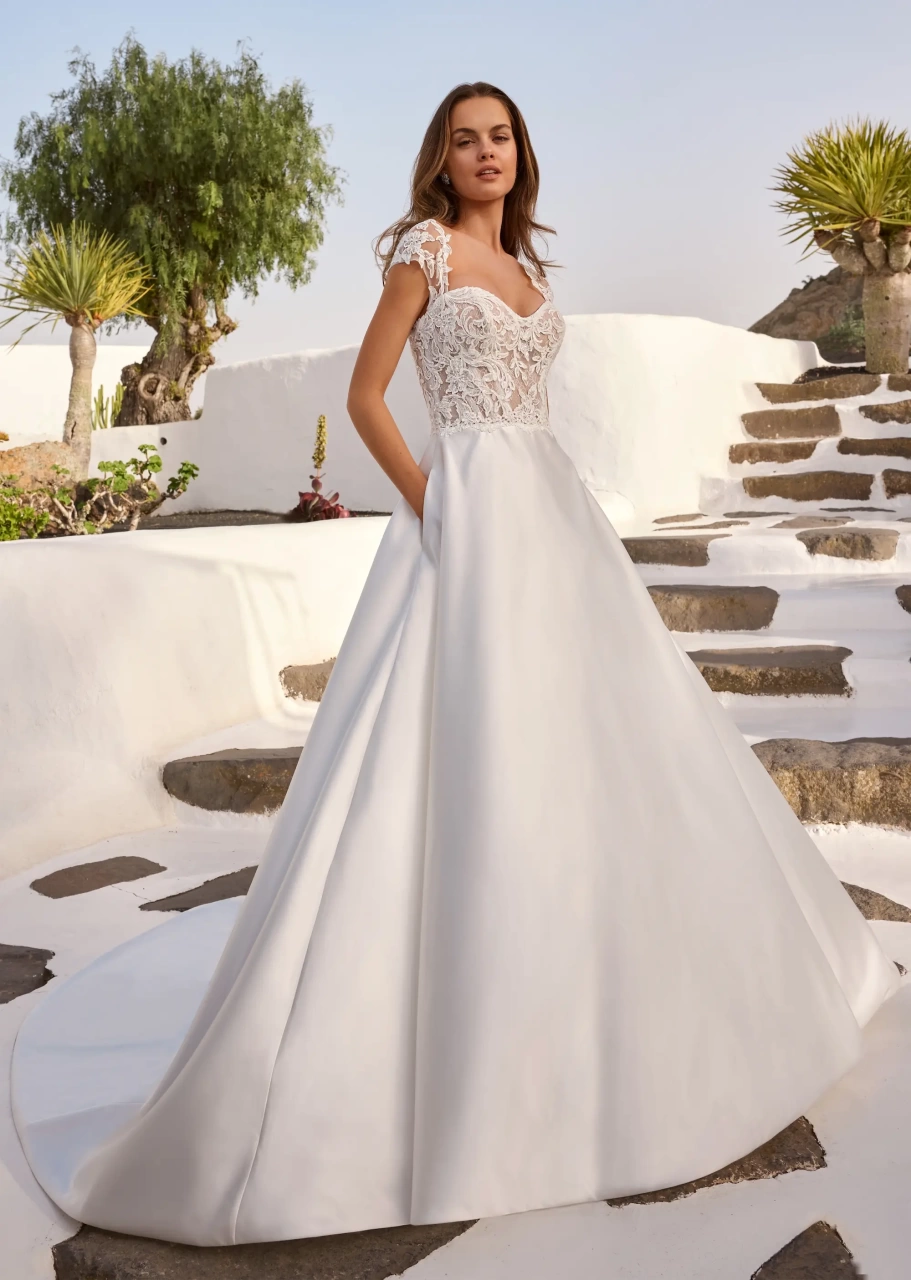 Abito da sposa classico A-line con maniche corte e bustino in pizzo effetto tattoo, scollo a cuore, gonna ampia liscia in mikado