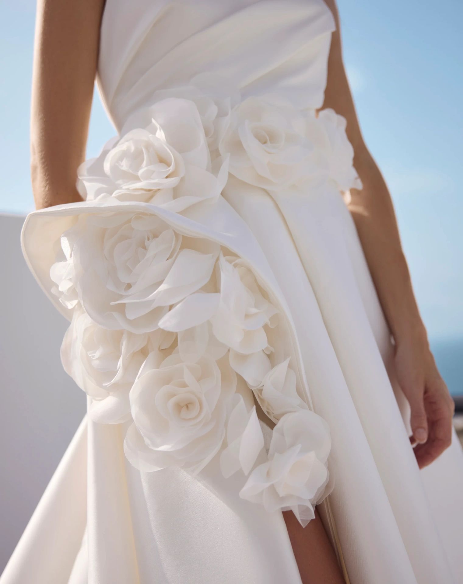 Vestito da sposa particolare scivolato con spacco corto drappeggiato, applicazioni di rose 3D in tulle su vita e spacco, corpino drappeggiato senza spalline