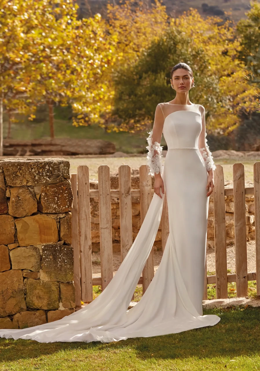 Vestito da sposa semplice a sirena in crepe con maniche lunghe particolari trasparenti con applicazioni di fiori 3D in tulle, schiena scoperta, fiocco con strascico in chiffon sulla schiena