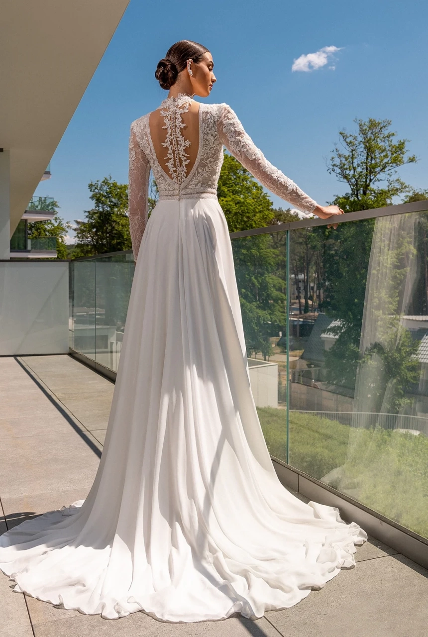 Abito da sposa da principessa lussuoso con maniche lunghe e bustino in pizzo effetto tattoo, schiena scoperta, profondo scollo a V, collo alto effetto tattoo, gonna scivolata morbida in chiffon | Lo Specchio Atelier Abiti da Sposa a Verona