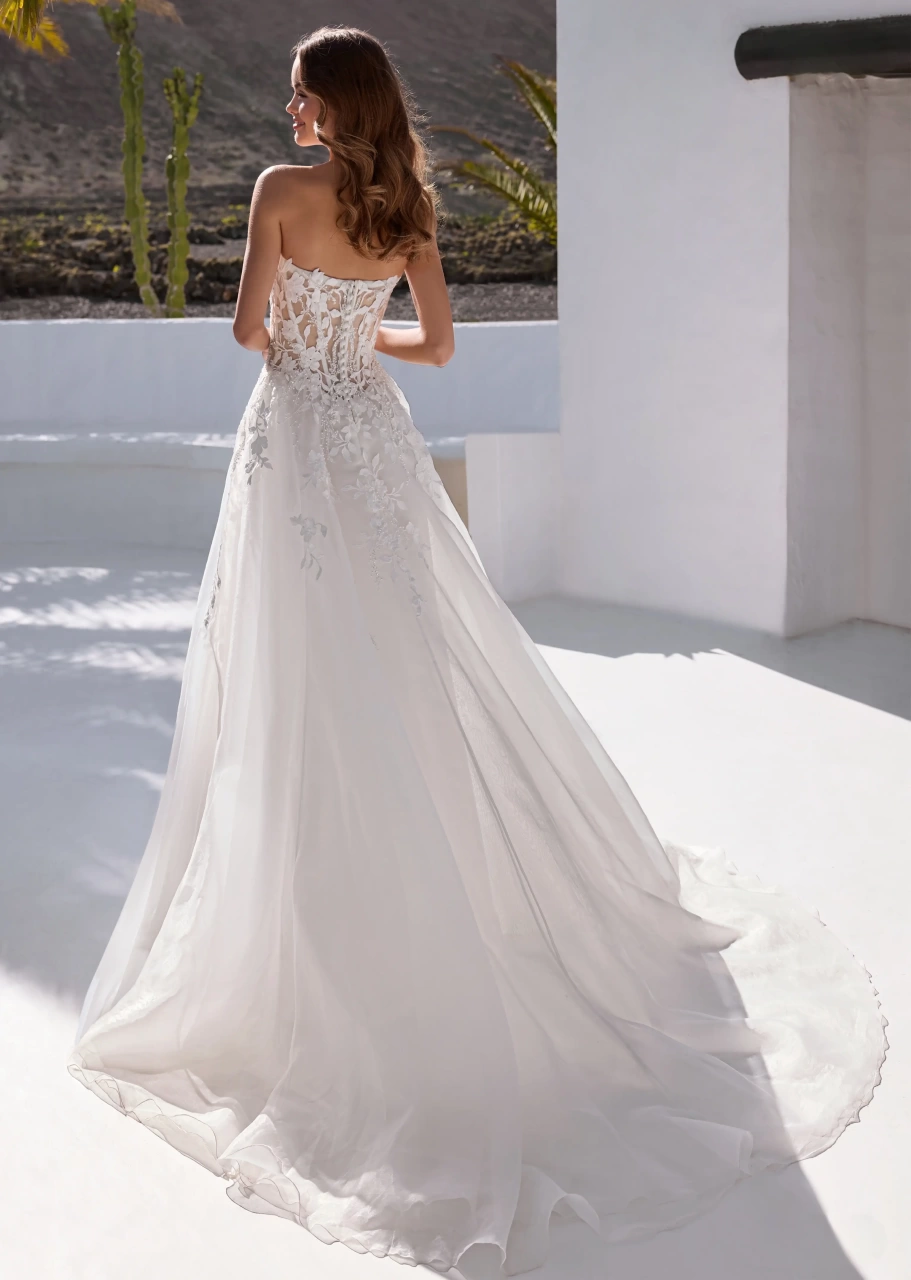 Abito da sposa scivolato romantico con corpino in pizzo floreale effetto tattoo con scollo a cuore strapless e gonna A-line in tulle