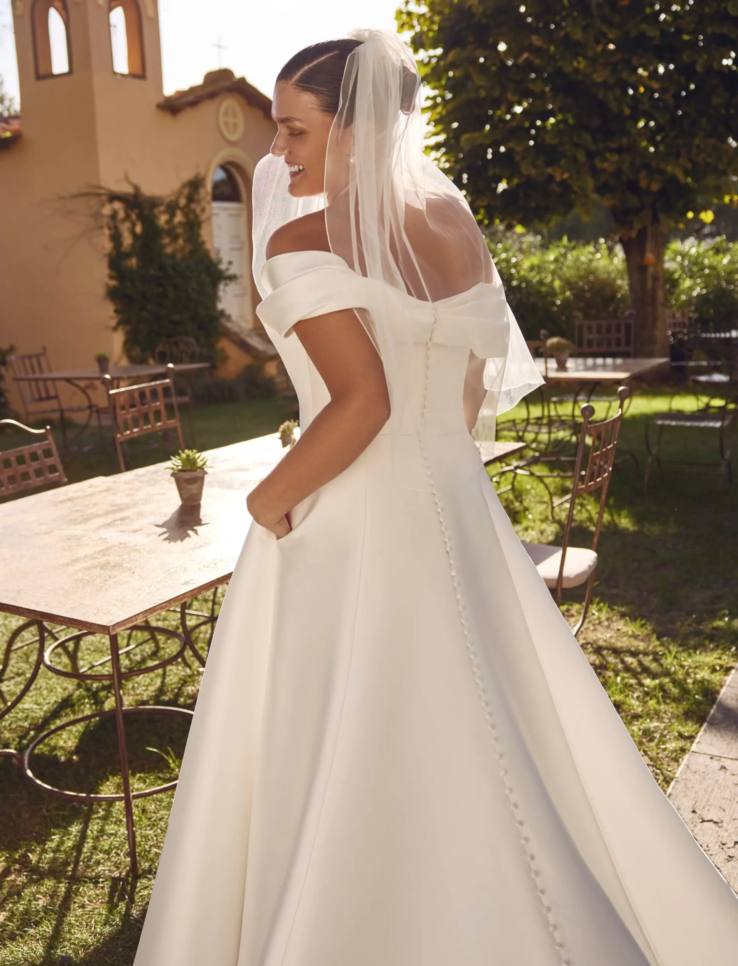 Abito da sposa curvy e taglie forti classico A-line in mikado, scollo drappeggiato off-shoulder