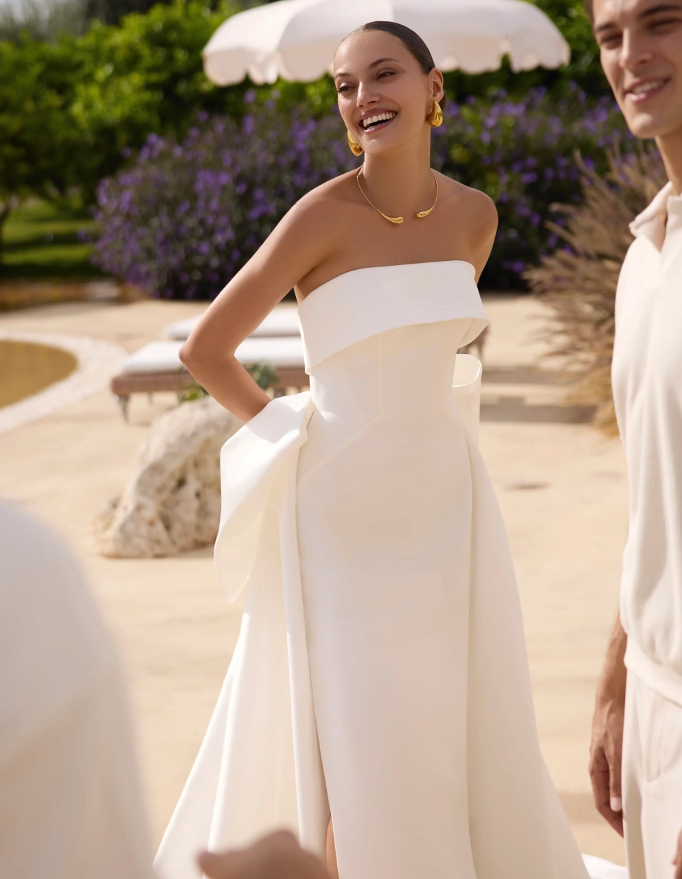 Abito da sposa semplice aderente con scollo dritto senza spalline, spacco laterale, voluminoso fiocco staccabile sul retro