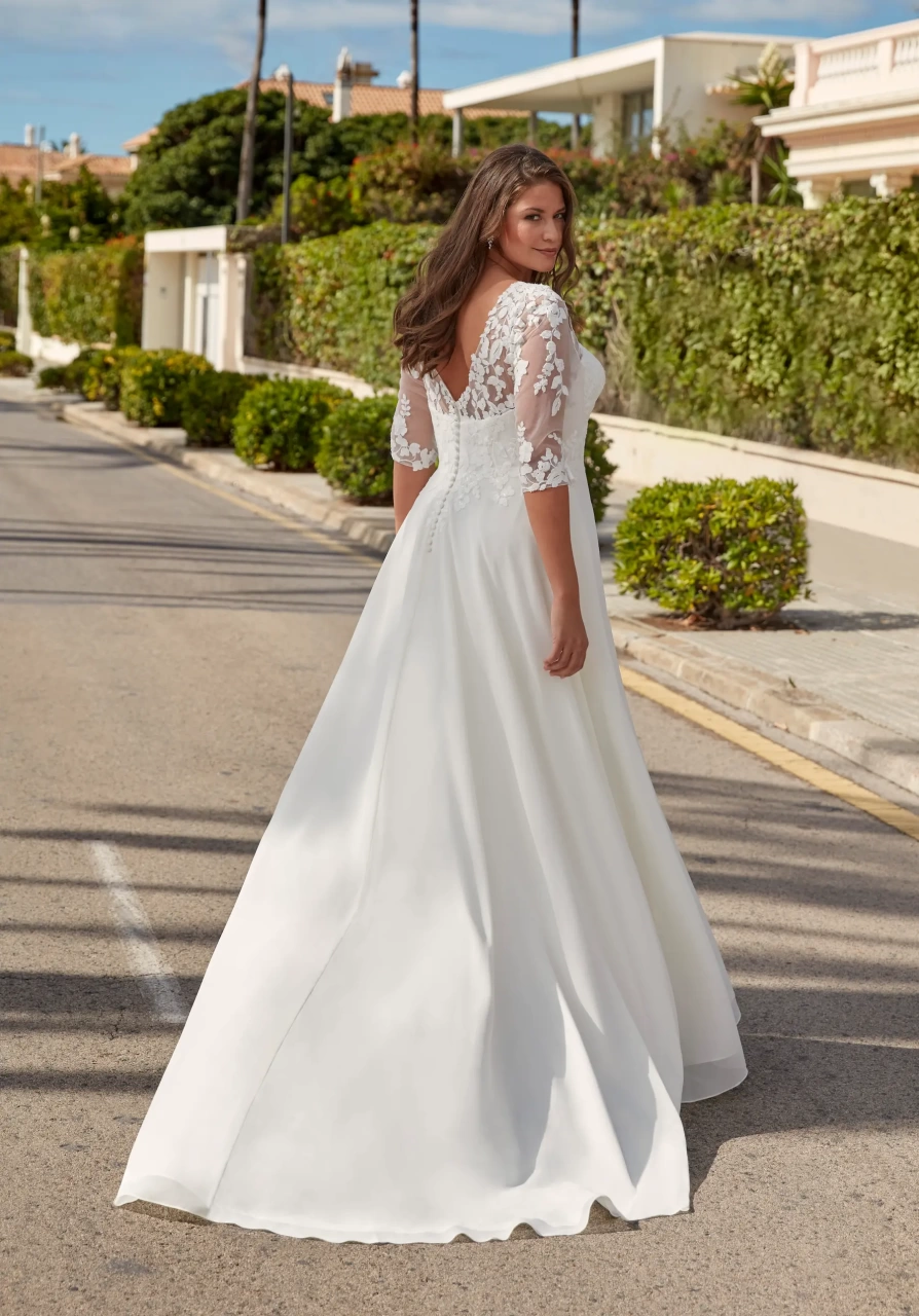 Vestito da sposa curvy e taglie forti con maniche lunghe effetto tattoo, scollo a cuore, gonna scivolata in chiffon morbido