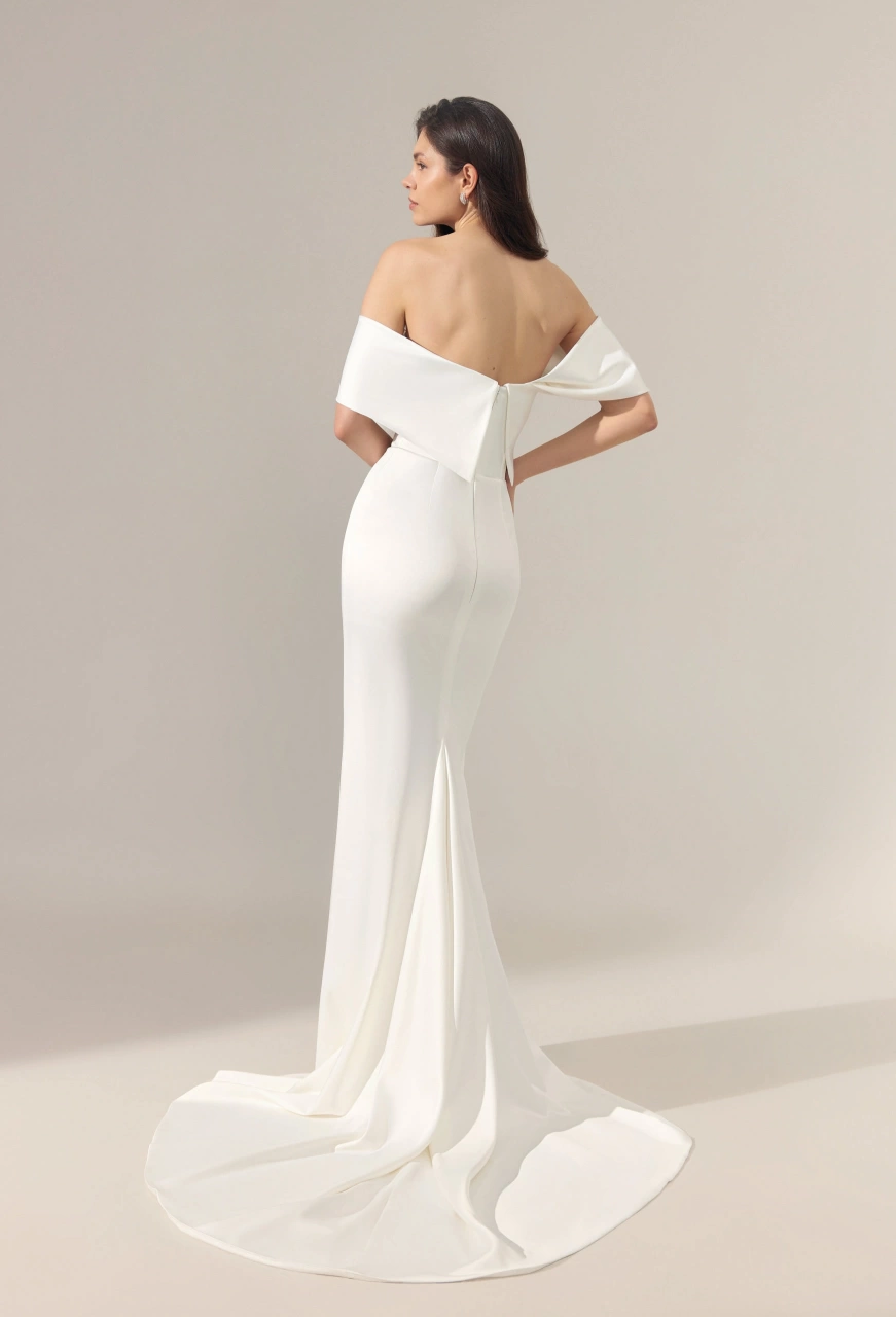 Vestito da sposa classico raffinato semplice a sirena in crepe, corpino drappeggiato, maniche corte off-shoulder