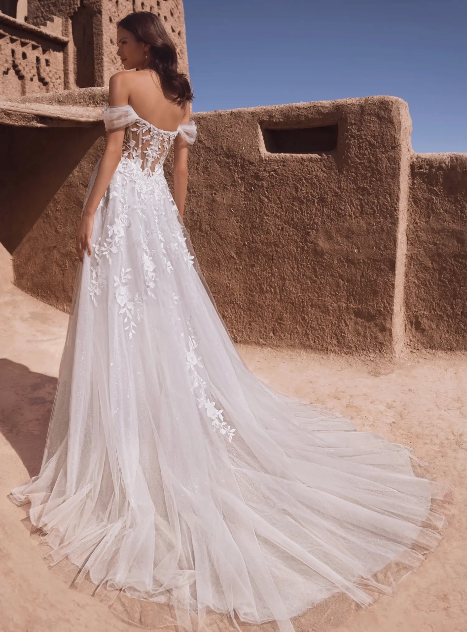 Abito da sposa classico scivolato in tulle con bustino in pizzo, scollo a cuore, spalline off-shoulder in tulle drappeggiato, applicazioni di pizzo floreale sulla gonna