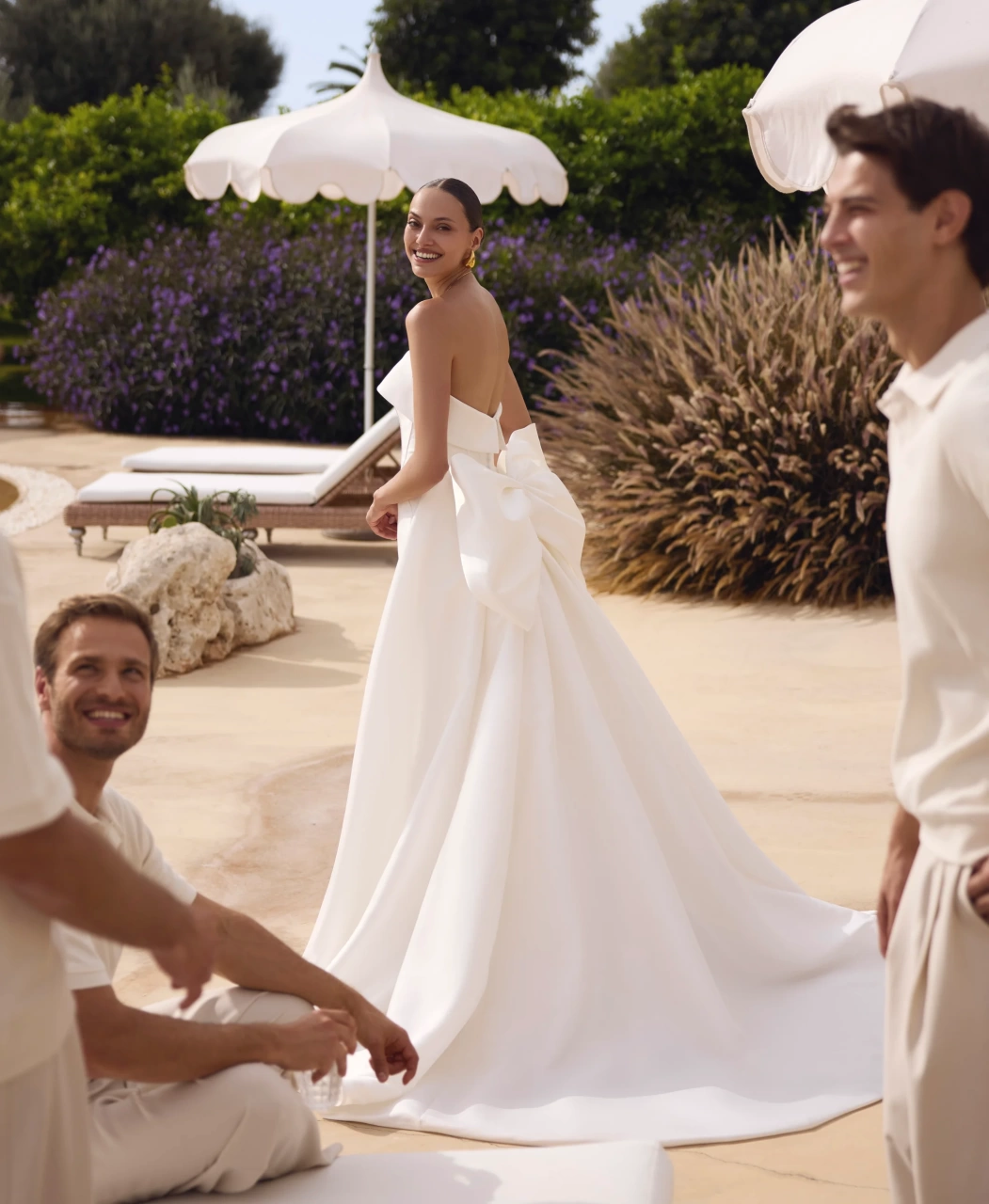 Abito da sposa semplice aderente con scollo dritto senza spalline, spacco laterale, voluminoso fiocco staccabile sul retro