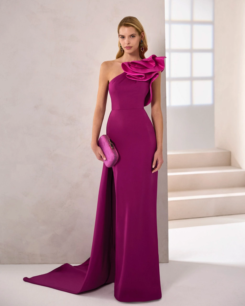 Vestito da cerimonia elegante lungo a sirena color ciclamino, strascico asimmetrico, corpino monospalla con applicazione voluminosa 3D sulla spalla - Lo Specchio Atelier Abiti da Cerimonia a Verona