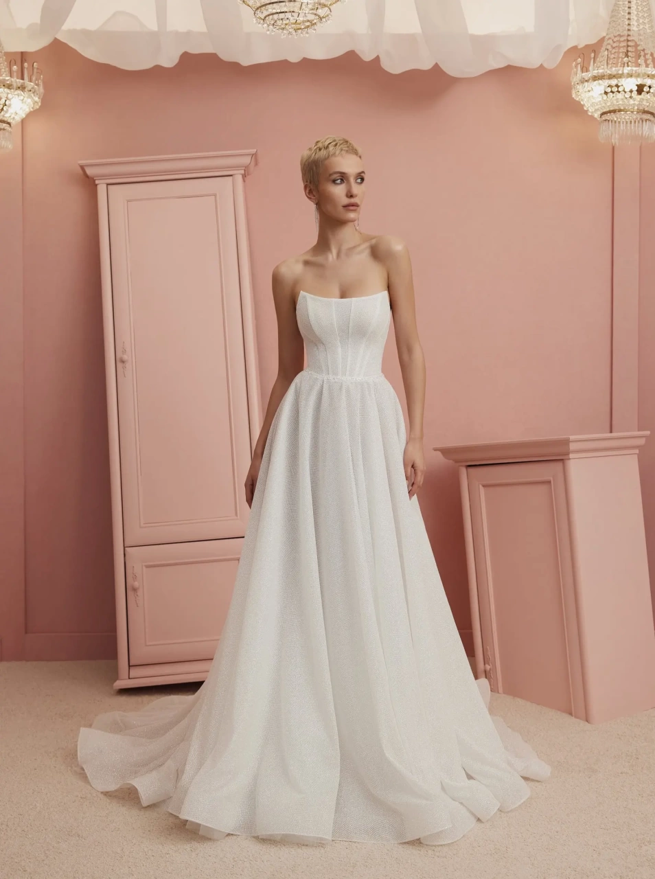 Abito da sposa semplice scivolato in tulle glitter con corsetto steccato, senza spalline, scollo tondeggiante, gonna A-line morbida con sottile cintura di pizzo ricamato, particolare velo a mantello con collo gioiello