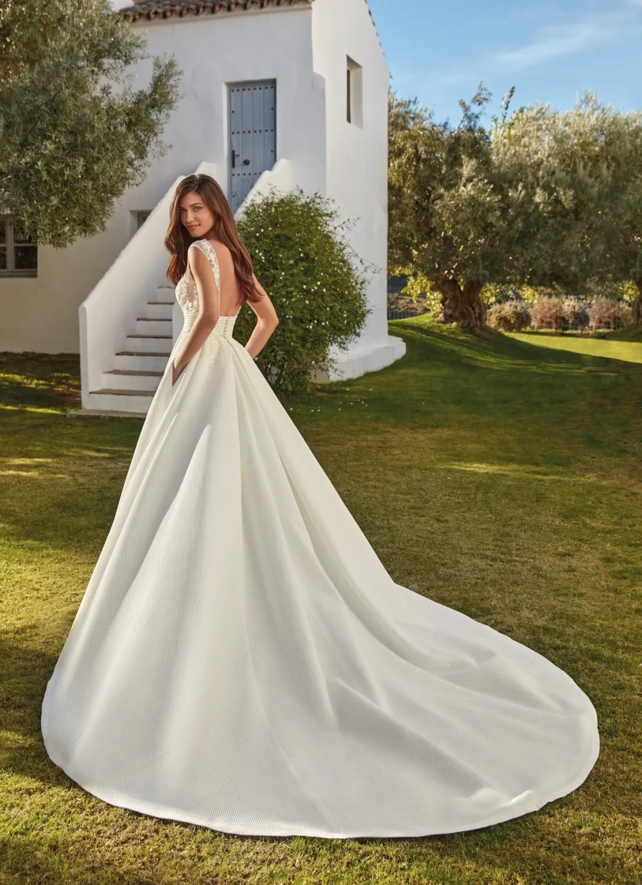 Abito da sposa classico con corpino in pizzo effetto tattoo, gonna strutturata A-line in mikado, fascia drappeggiata in vita, schiena scoperta