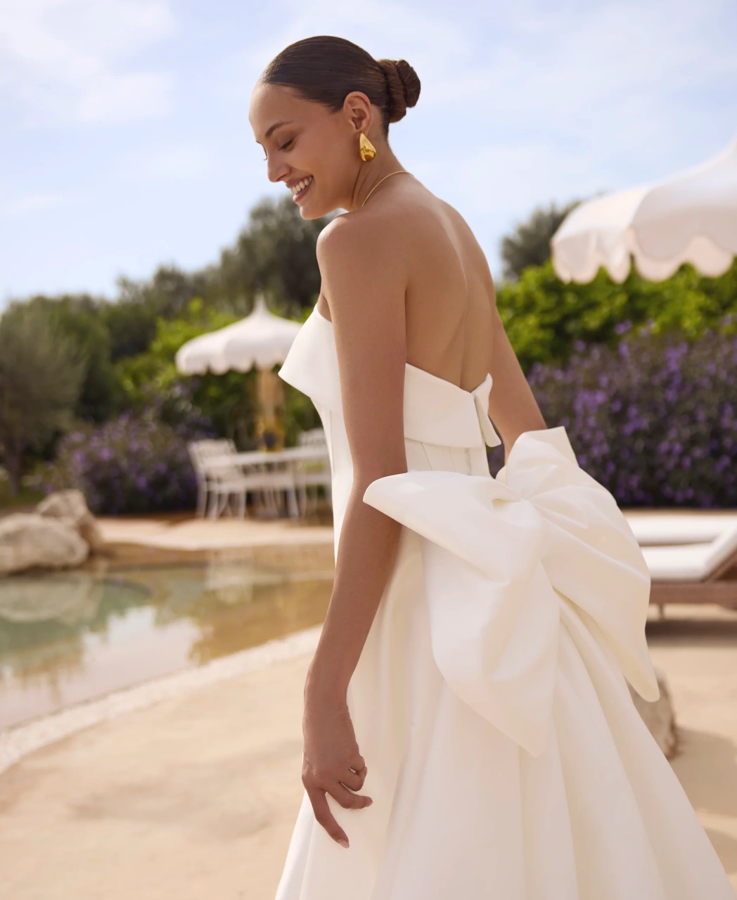 Abito da sposa semplice aderente con scollo dritto senza spalline, spacco laterale, voluminoso fiocco staccabile sul retro