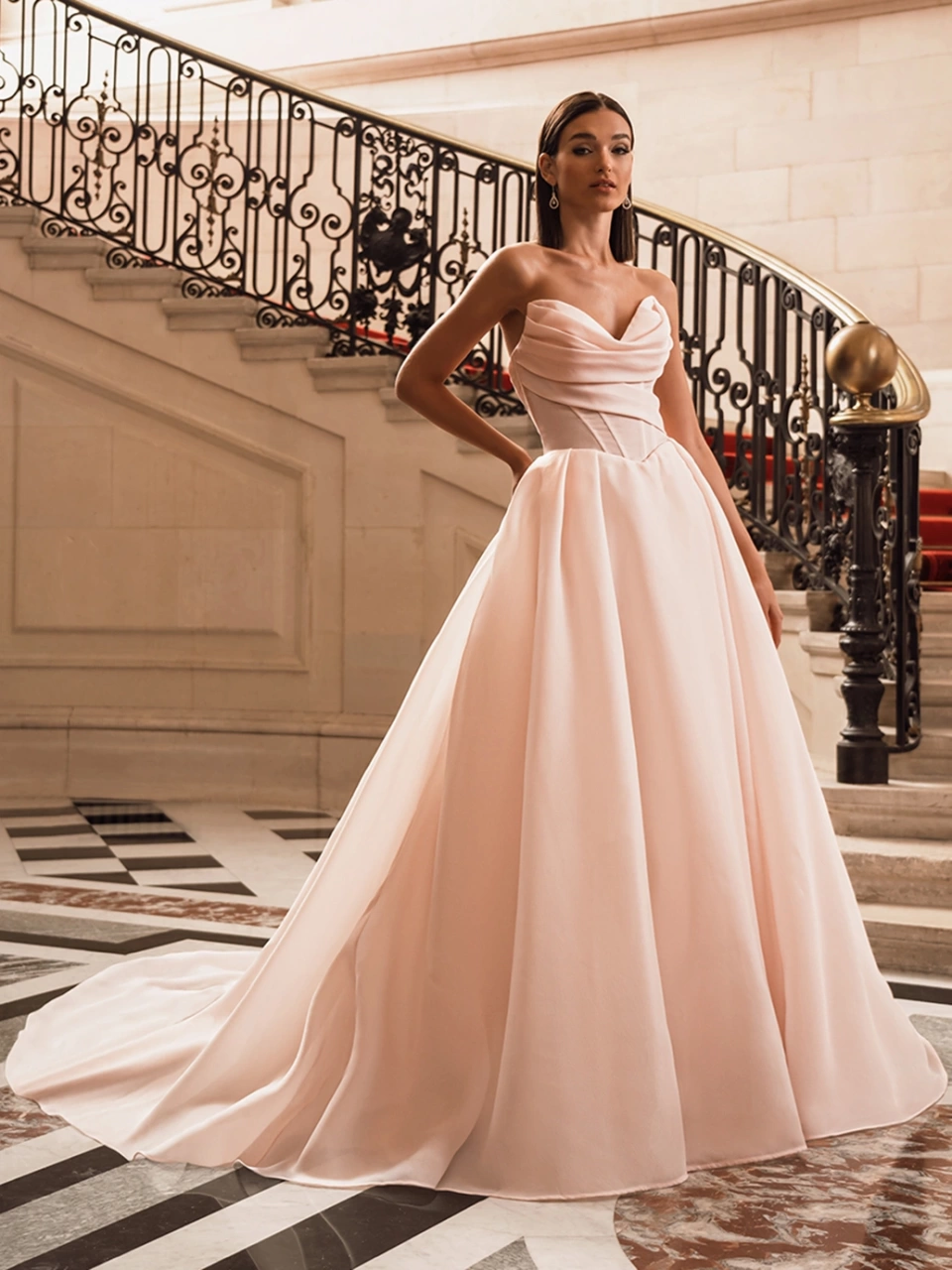 Abito da sposa da principessa in organza con corsetto steccato, maniche corte off-shoulder, scollo a cuore drappeggiato, gonna ampia morbida in organza con strascico lungo