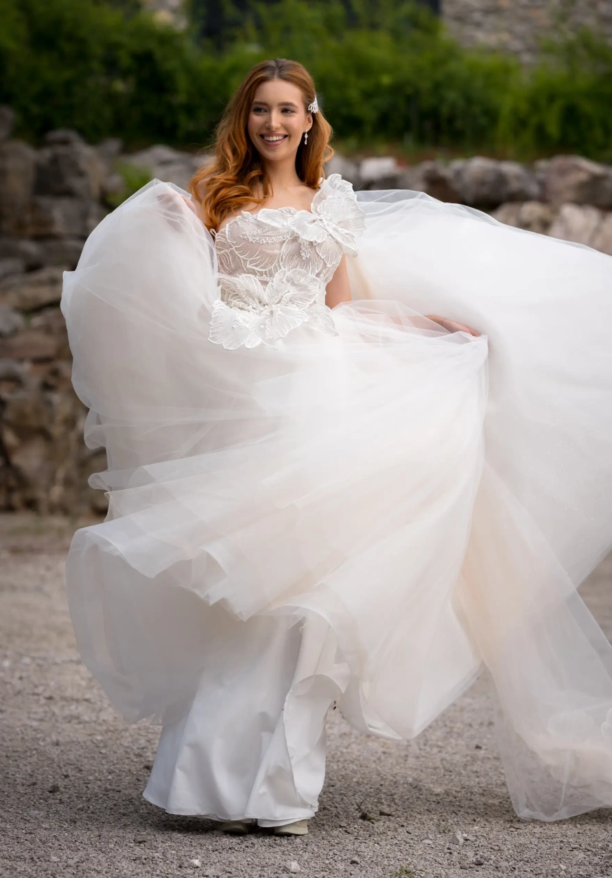 Vestito da sposa unico e particolare con grandi fiori 3 applicati su spalla e corpino, monospalla, gonna A-line in tulle leggero, velo a mantello staccabile applicato alla spalla