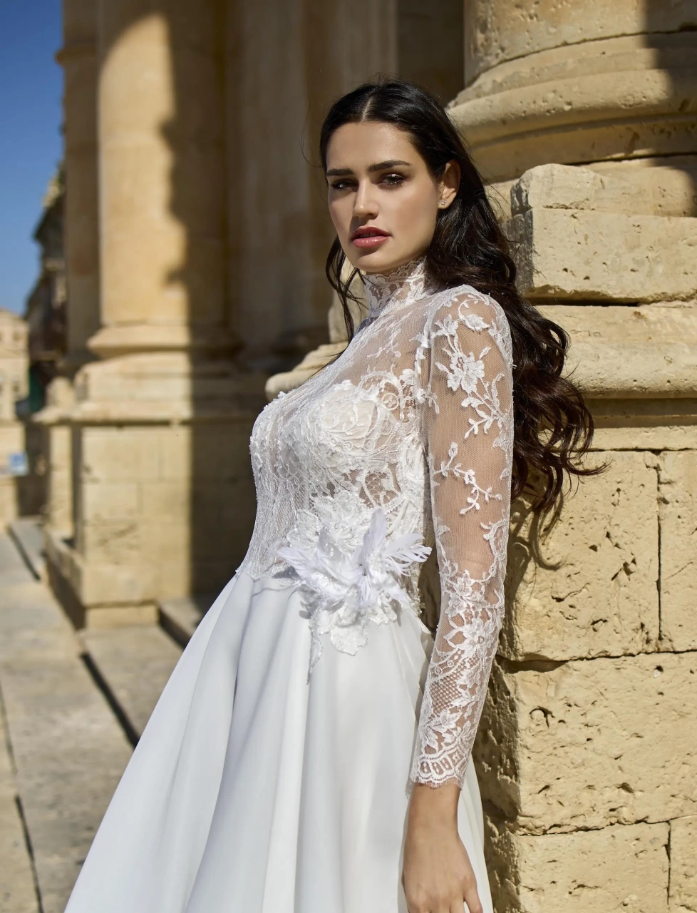 Vestito da sposa con maniche lunghe in pizzo floreale effetto tattoo, collo alto, corpetto steccato con scollo a cuore, dettaglio a fiore 3D sul fianco, gonna scivolata in organza morbida