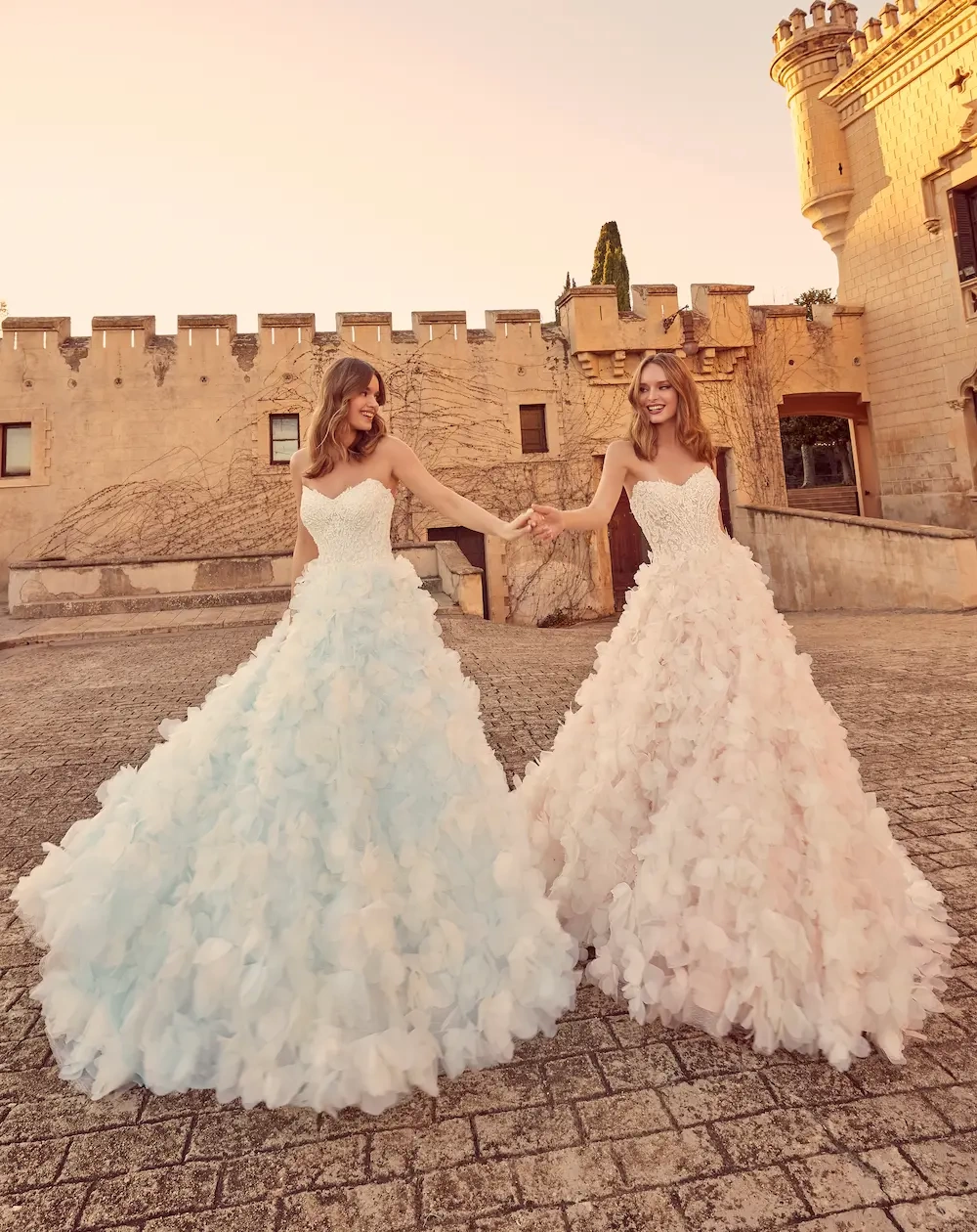 Vestito da sposa particolare colorato in versioni rosa e azzurro, silhouette scivolata con particolare gonna in tulle con voluminose lavorazioni floreali 3D, corpino in pizzo con scollo a cuore senza spalline | Lo Specchio Atelier Vestiti da Sposa a Verona