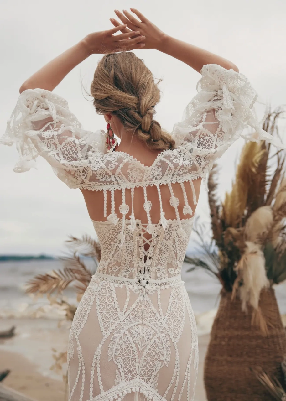 Abito da sposa boho a sirena in pizzo effetto tattoo geometrico e floreale, scollo a cuore senza spalline, bolero in pizzo con maniche a palloncino