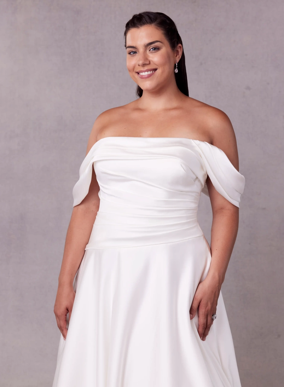 Vestito da sposa curvy e taglie forti classico semplice raffinato in mikado, gonna A-line, scollo dritto off-shoulder e corpino drappeggiato