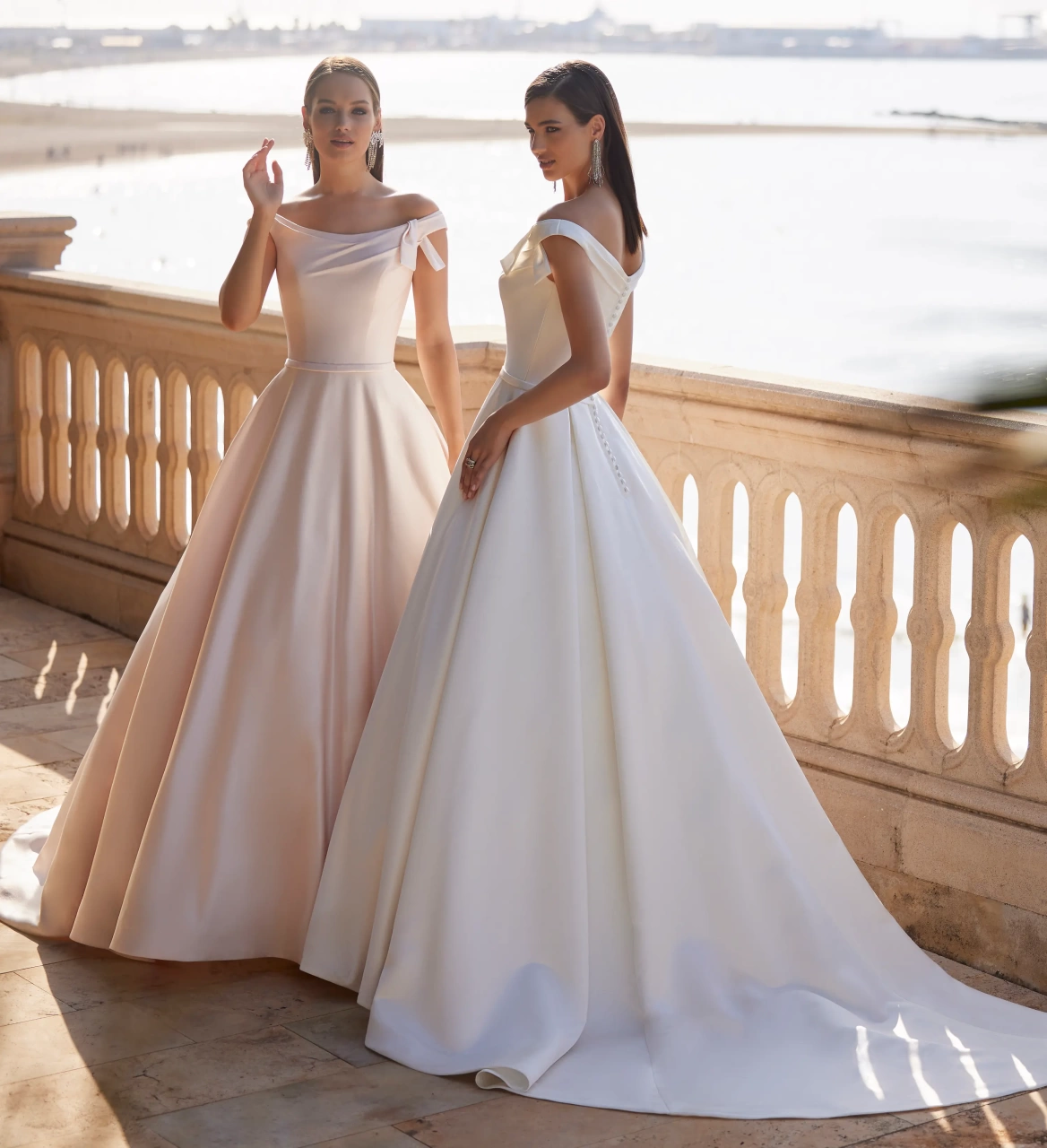 Vestito da sposa semplice elegante e raffinato A-line in mikado, gonna ampia strutturata, scollo off-shoulder con piccolo drappeggio che forma un fiocco sulla spallina sinistra | Lo Specchio Atelier Vestiti da Sposa a Verona