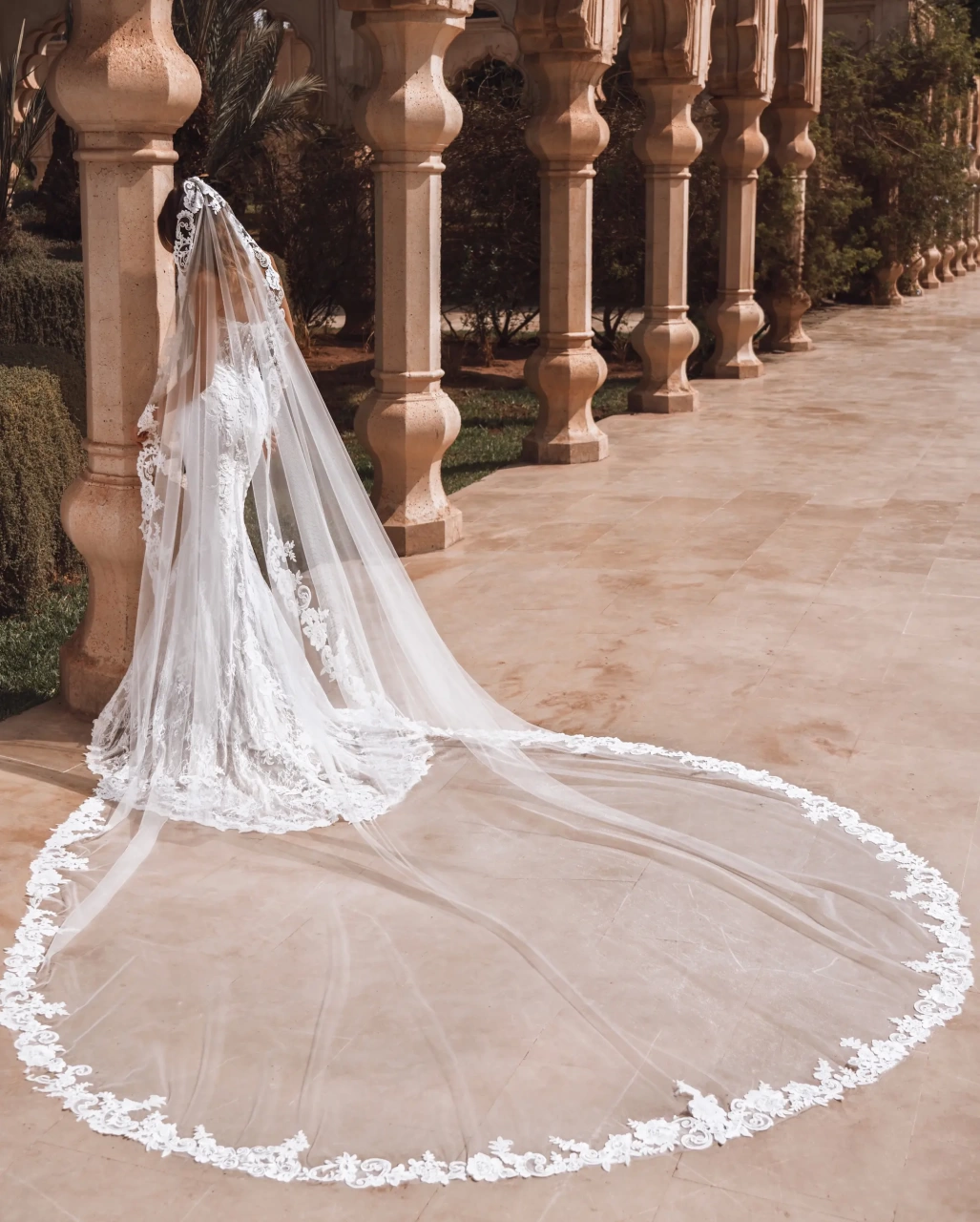 Abito da sposa a sirena in pizzo con corsetto effetto tattoo a vita basca, senza spalline, gonna staccabile con strascico voluminosa in tulle e pizzo