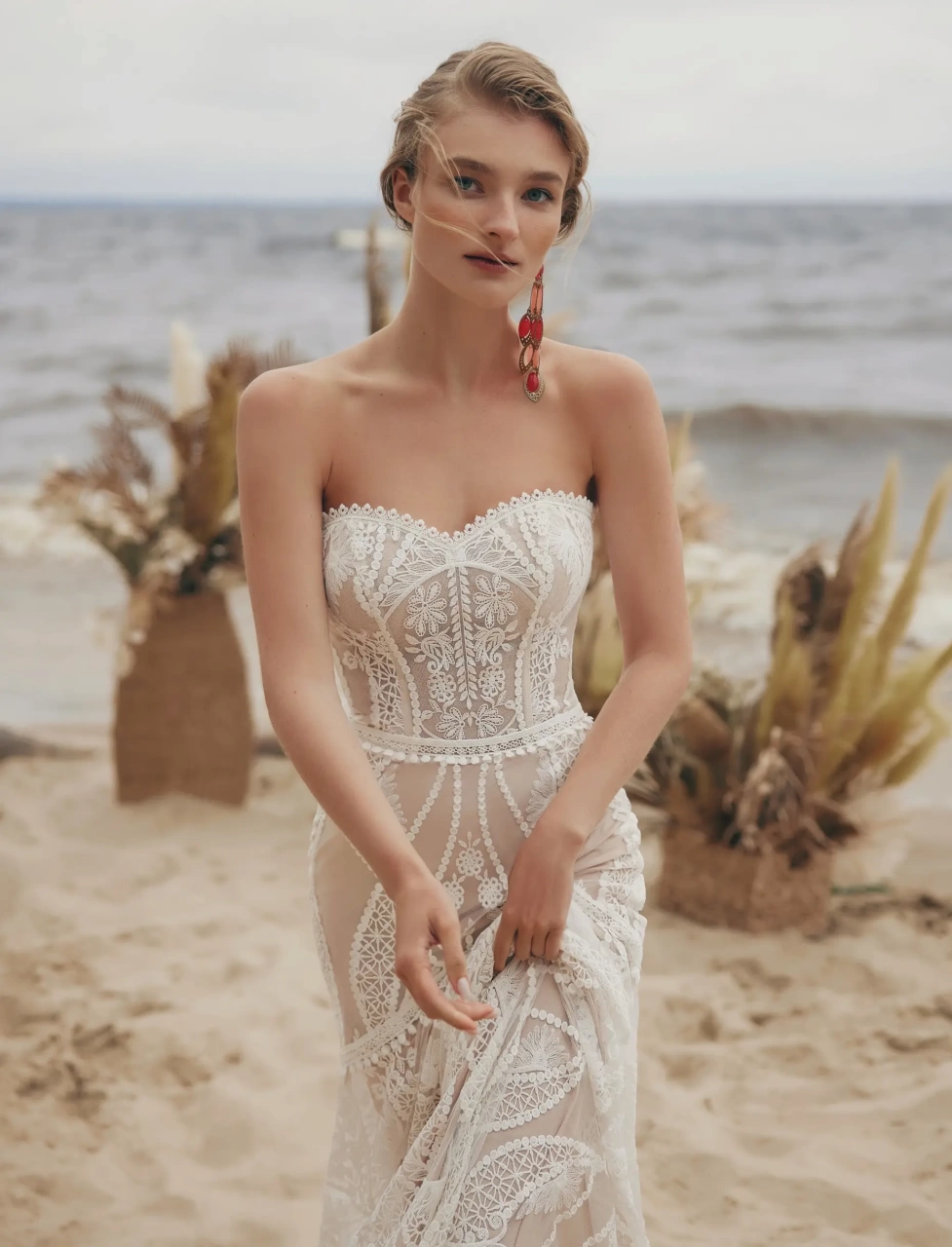 Abito da sposa boho a sirena in pizzo effetto tattoo geometrico e floreale, scollo a cuore senza spalline, bolero in pizzo con maniche a palloncino