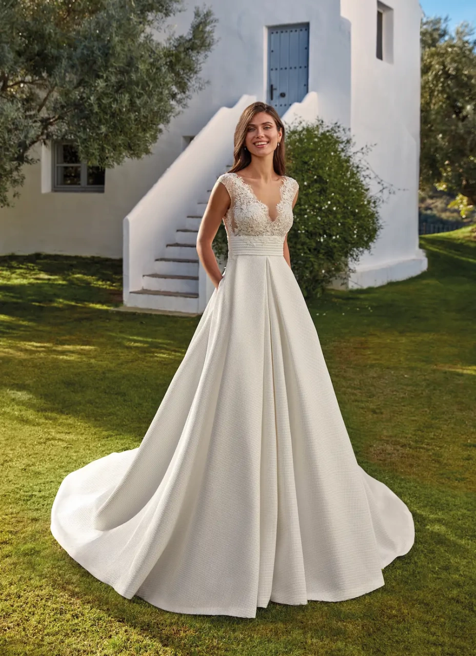 Abito da sposa classico con corpino in pizzo effetto tattoo, gonna strutturata A-line in mikado, fascia drappeggiata in vita, schiena scoperta