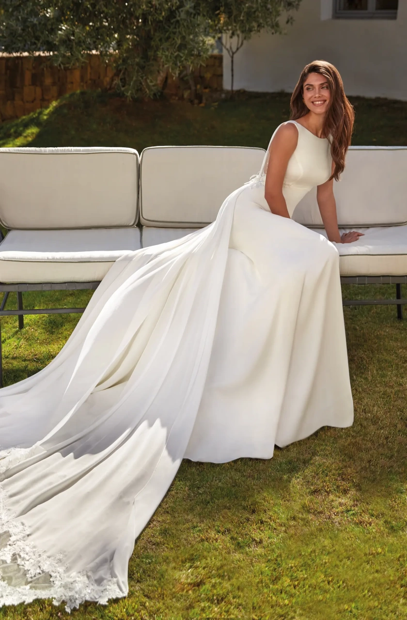 Abito da sposa semplice con scollo a barchetta e schiena scoperta con dettaglio in pizzo effetto tattoo, linea morbida a sirena, strascico removibile in pizzo