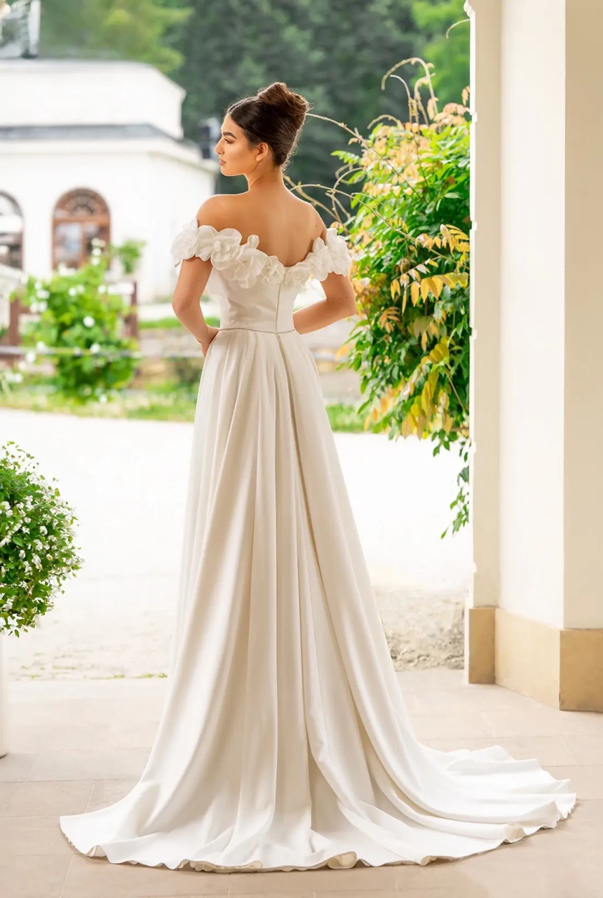 Vestito da sposa romantico particolare scivolato in raso, scollo off-shoulder con applicazione di fiori 3D lungo tutto lo scollo sia fronte che schiena | Lo Specchio Atelier Vestti da Sposa a Verona