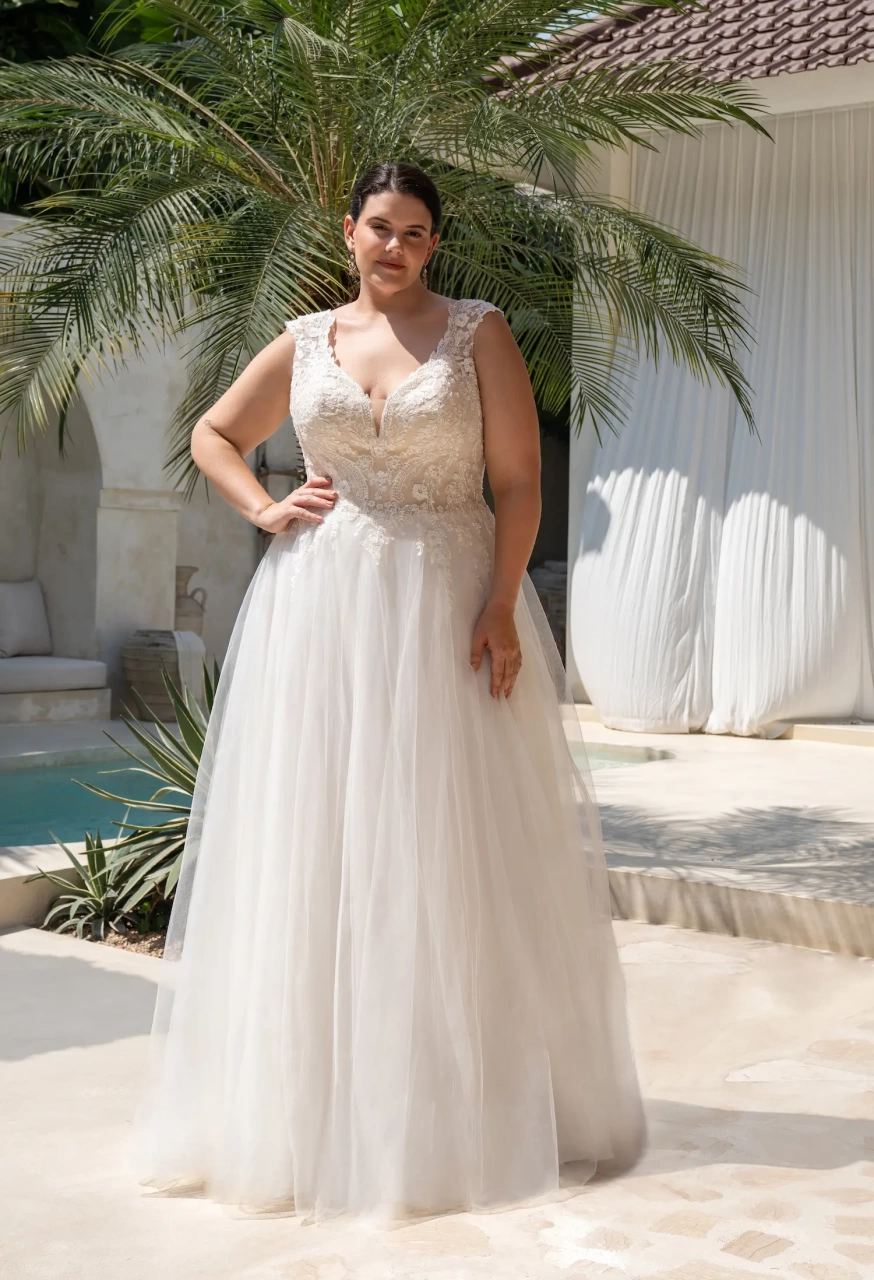 Abito da sposa curvy e taglie forti da principessa con corpino in pizzo e spalline effetto tattoo, gonna A-line in tulle drappeggiato, schiena scoperta con lacci stile corsetto | Lo Specchio Atelier Abiti da Sposa a Verona