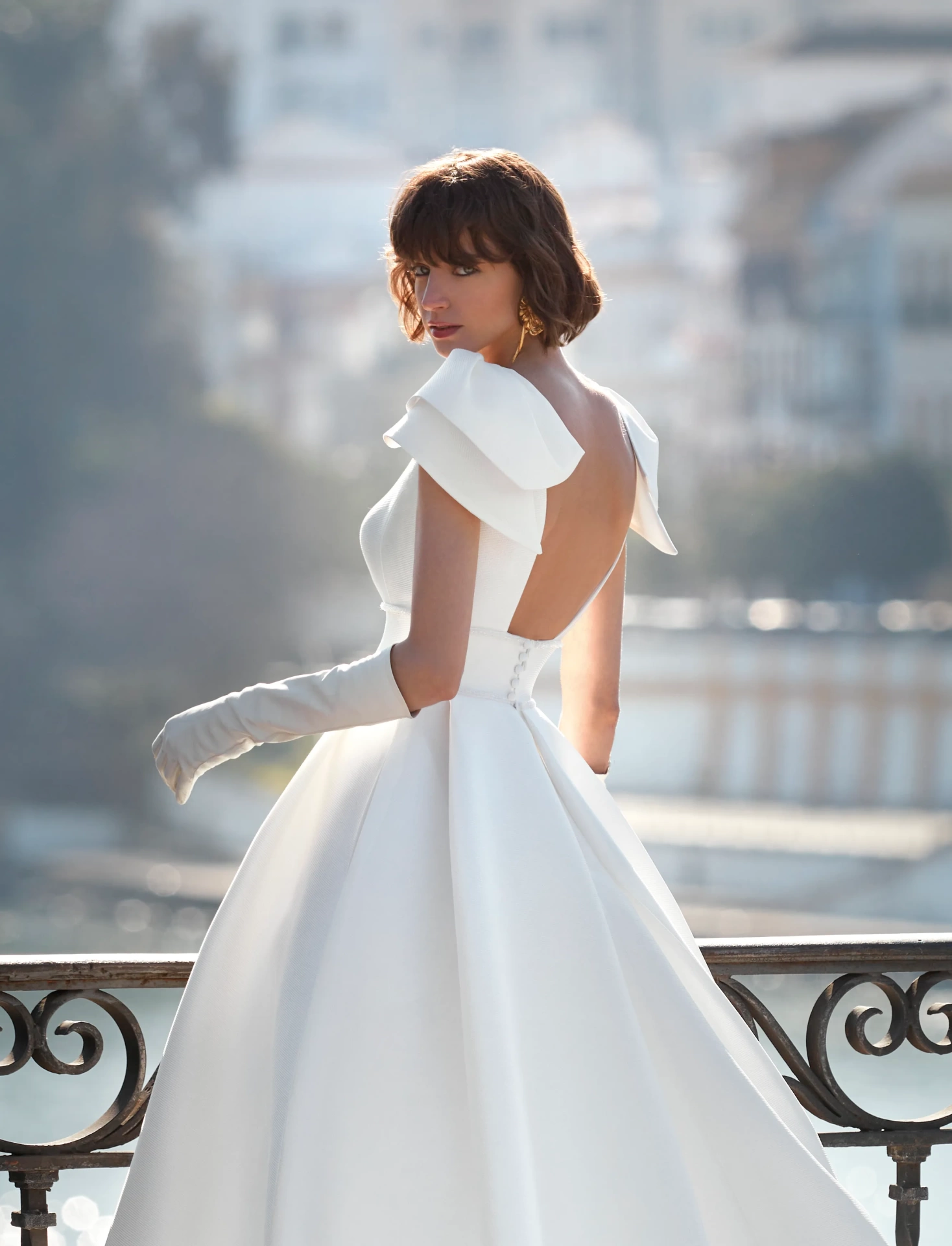 Abito da sposa semplice e lussuoso A-line in mikado con maniche corte ad aletta, profondo scollo a V, gonna strutturata con singola pince frontale | Lo Specchio Atelier Abiti da Sposa a Verona