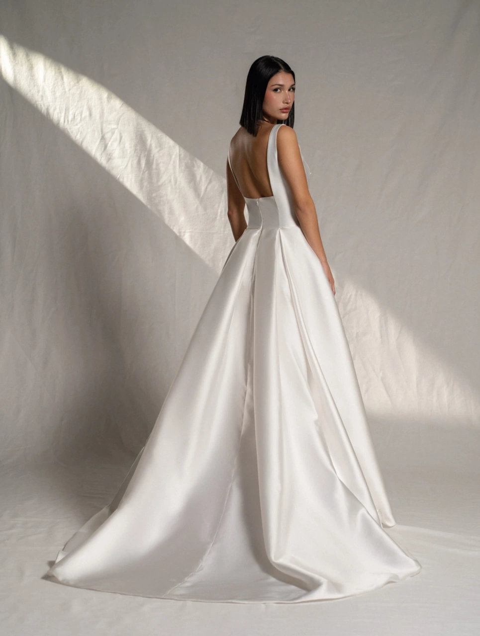 Abito da sposa semplice in seta da principessa con vita basca, scollo squadrato, bustino drappeggiato, gonna A-line morbida