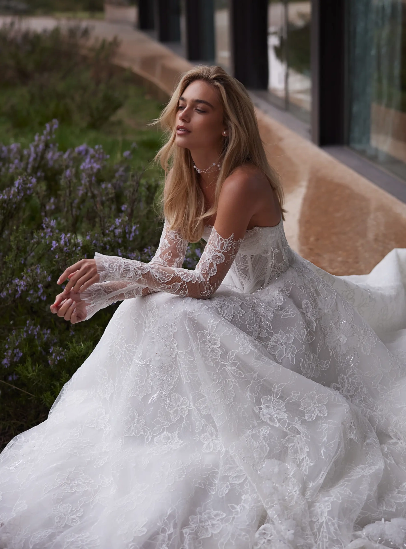 Abito da sposa con maniche lunghe off-shoulder separate in pizzo effetto tattoo, silhouette da principessa con gonna A-line in tulle e pizzo floreale, scollo a cuore, corpino a vita basca con stecche in vista, senza spalline