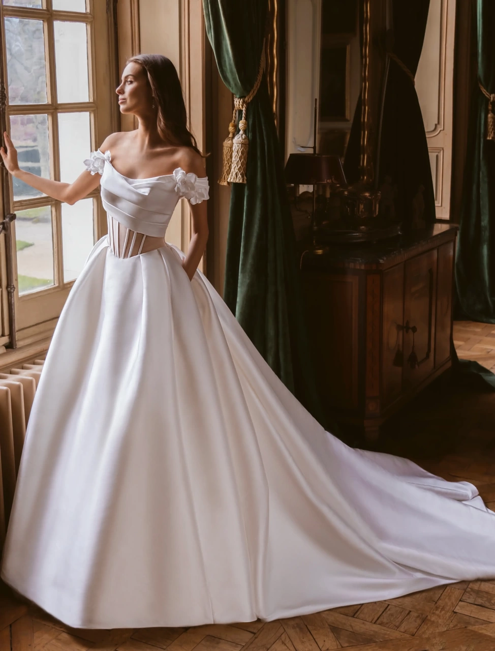 Abito da sposa lussuoso con silhouette da principessa A-line, corsetto steccato effetto nude, scollo drappeggiato, gonna ampia drappeggiata in mikado, maniche off-shoulder con fiori 3D