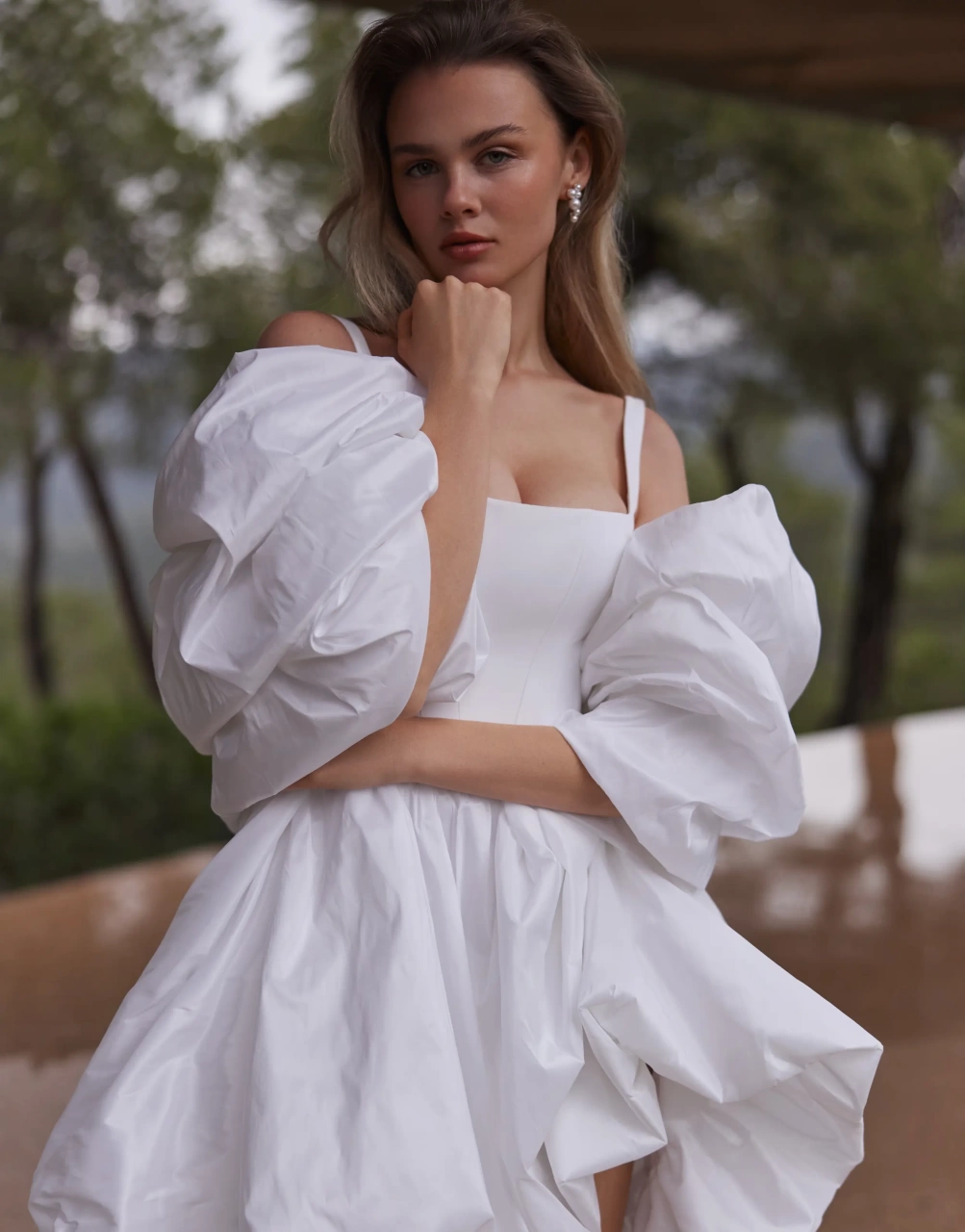 Abito da sposa corto asimmetrico semplice con scollo squadrato maniche staccabili balloon, gonna a palloncino con strascico lungo voluminoso