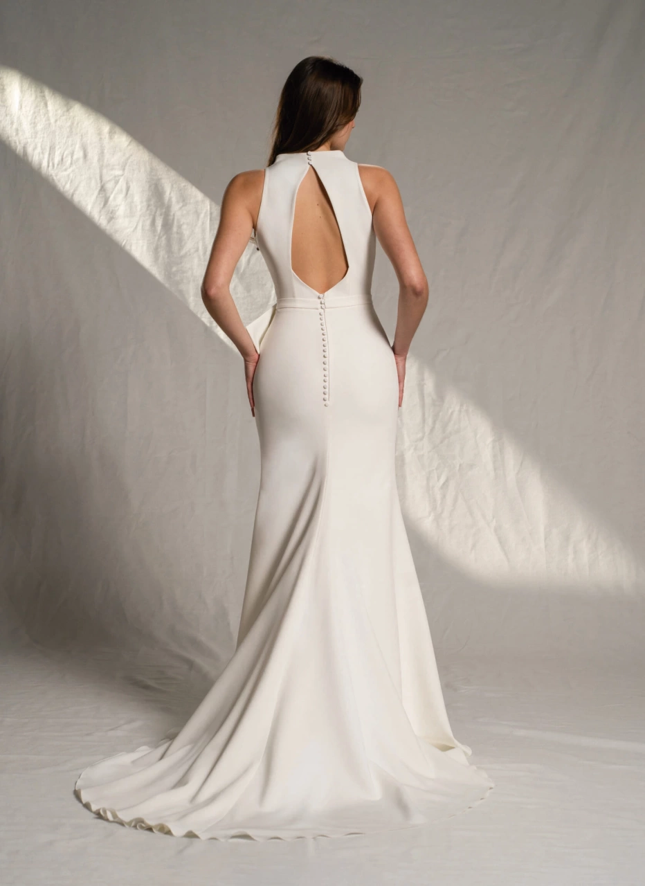 Vestito da sposa semplice a sirena elegante e raffinato in crepe, cintura con fiocco sul punto vita, collo alto con sottile apertura dritta sullo scollo, gonna con spacco frontale