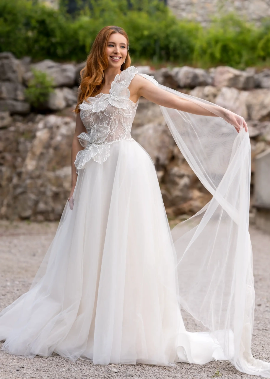 Vestito da sposa unico e particolare con grandi fiori 3 applicati su spalla e corpino, monospalla, gonna A-line in tulle leggero, velo a mantello staccabile applicato alla spalla