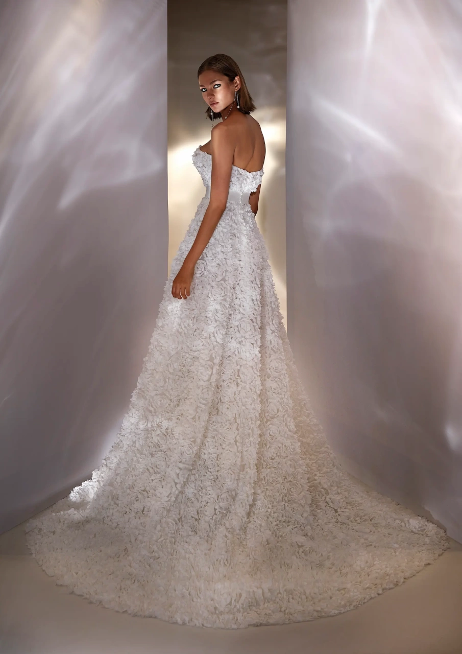 Vestito da sposa unico e particolare con fiori 3D realizzati su tutta la silhouette, scollo a cuore senza spalline, gonna scivolata, cintura in raso con fiocco geometrico | Lo Specchio Atelier Vestiti da Sposa a Verona