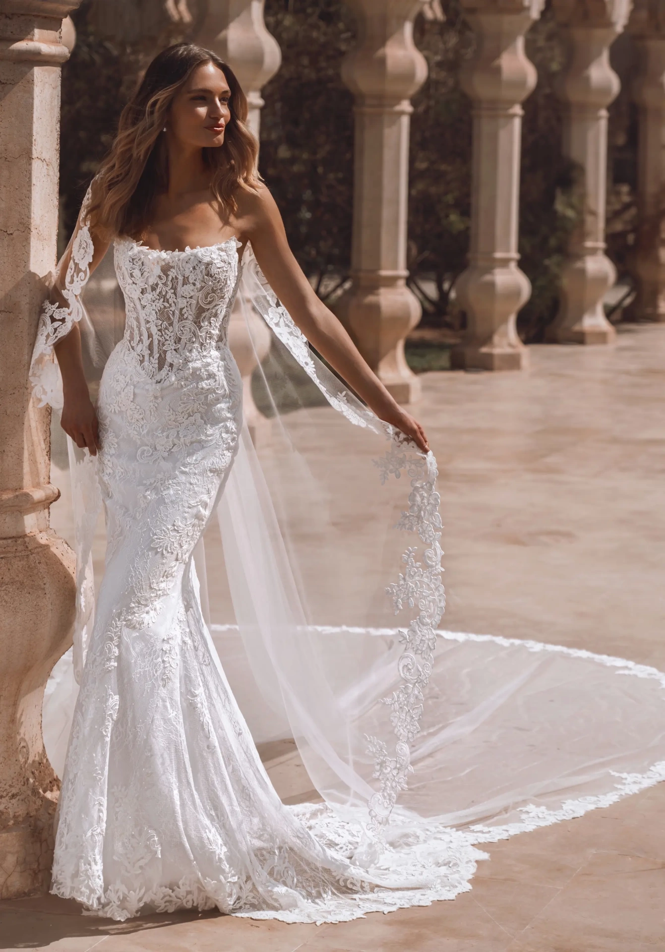 Abito da sposa a sirena in pizzo con corsetto effetto tattoo a vita basca, senza spalline, gonna staccabile con strascico voluminosa in tulle e pizzo