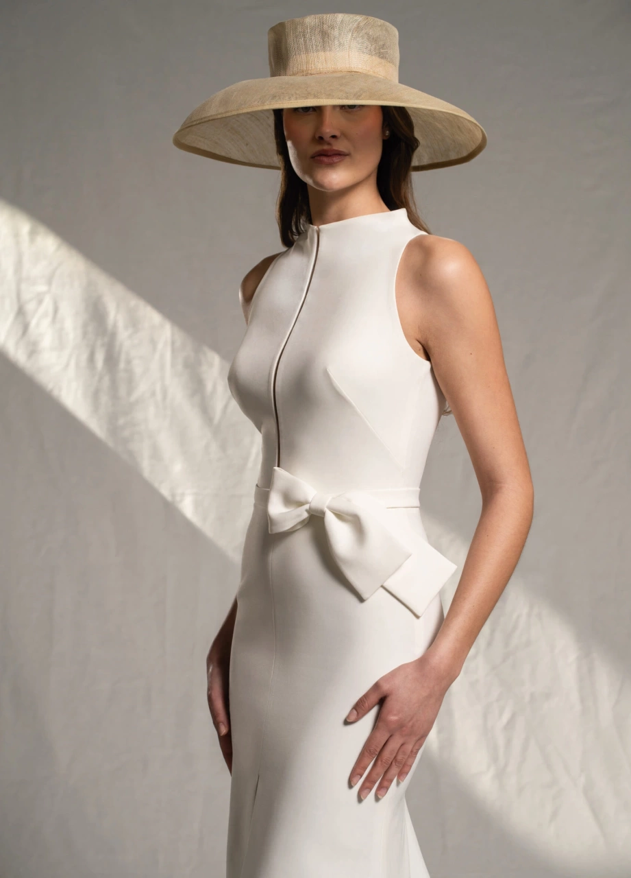 Vestito da sposa semplice a sirena elegante e raffinato in crepe, cintura con fiocco sul punto vita, collo alto con sottile apertura dritta sullo scollo, gonna con spacco frontale