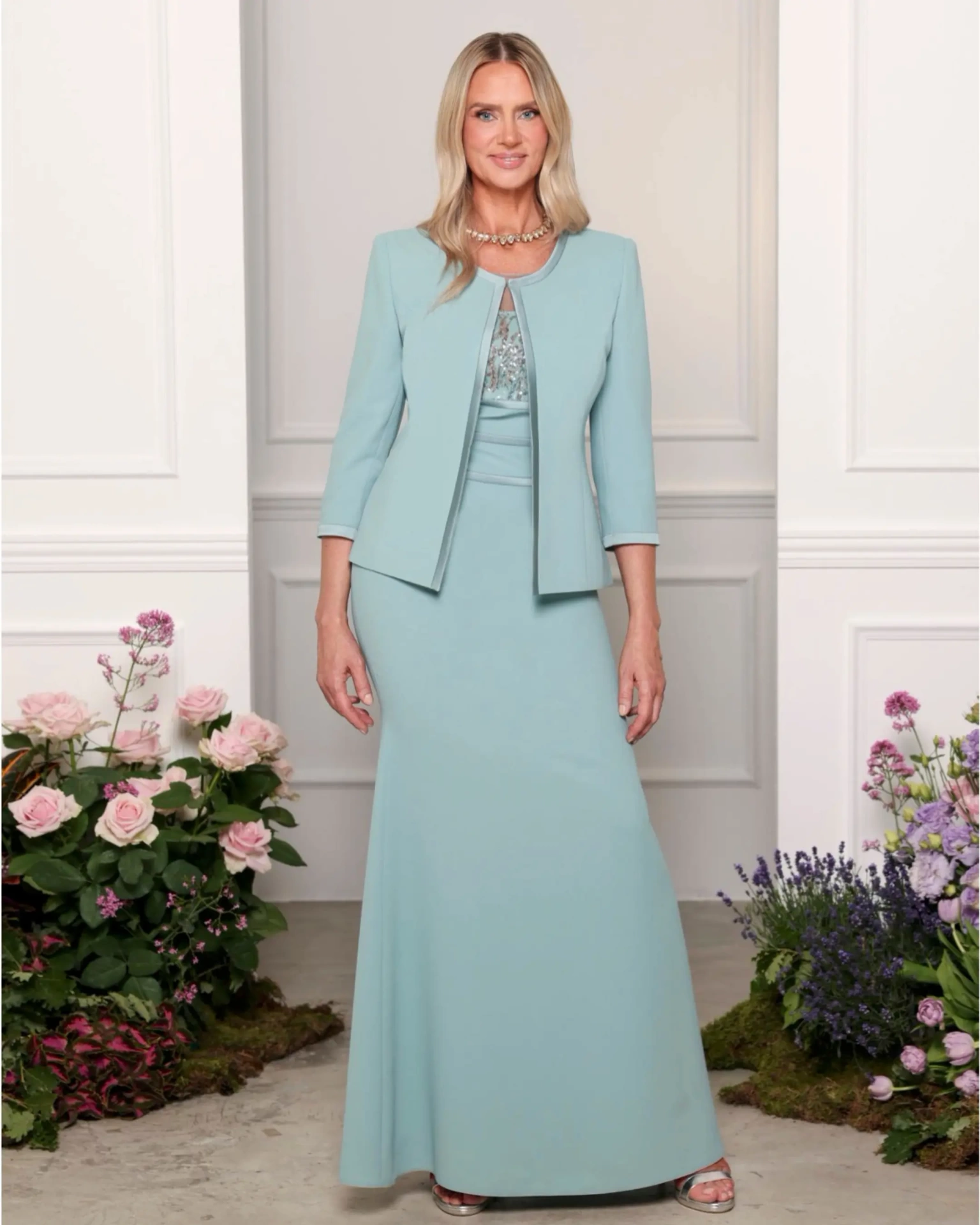 Vestito da cerimonia lungo azzurro con maniche lunghe perfetto per la mamma della sposa o dello sposo, gonna a sirena, bustino morbido con dettagli di cristalli, bolero sfiancato ton-sur ton con elegante dettaglio lucido - Lo Specchio Atelier Abiti da Cerimonia a Verona