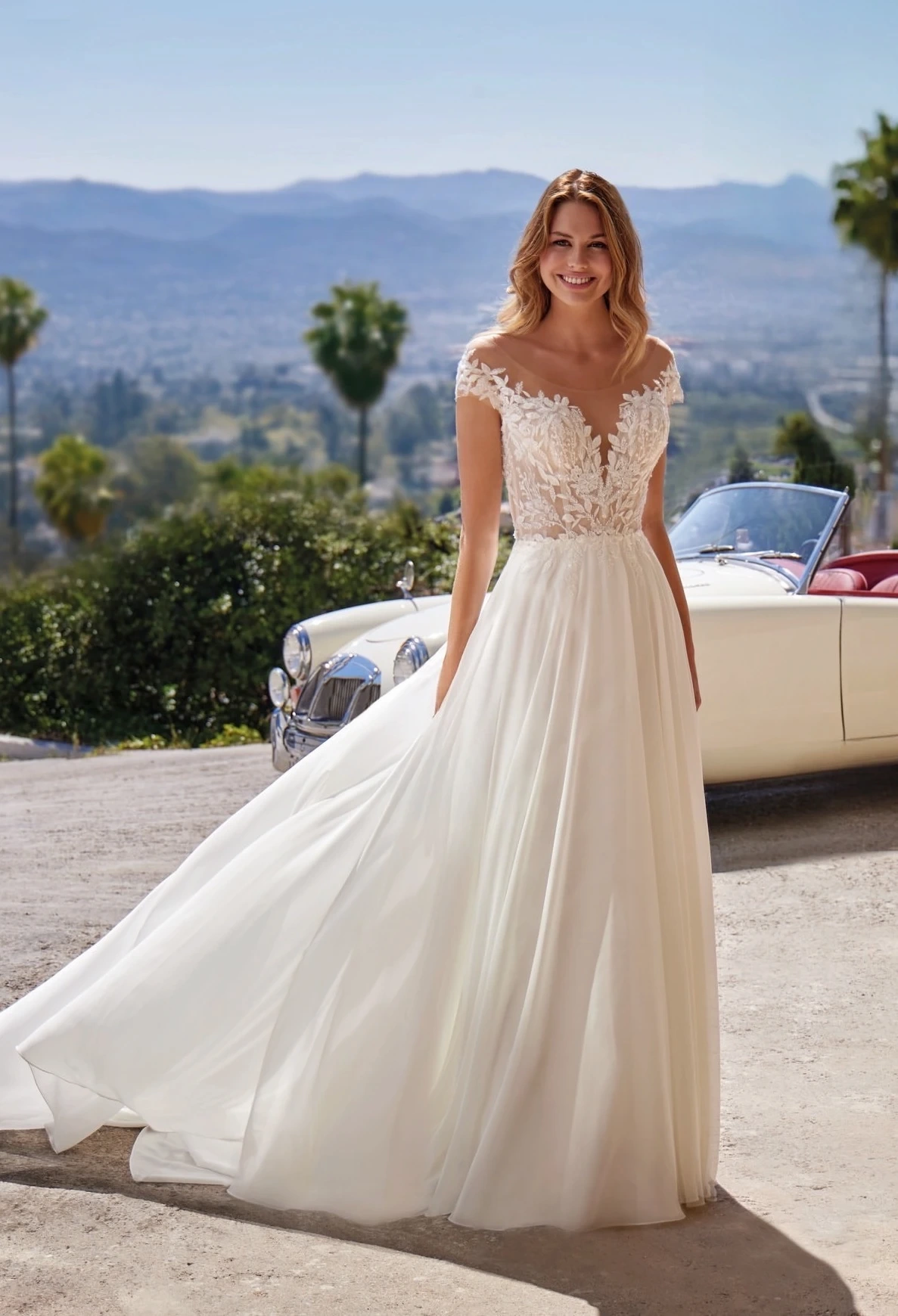 Abito da sposa romantico scivolato con gonna morbida in chiffon, corpino con scollo a cuore e maniche corte in pizzo floreale effetto tattoo, schiena scoperta