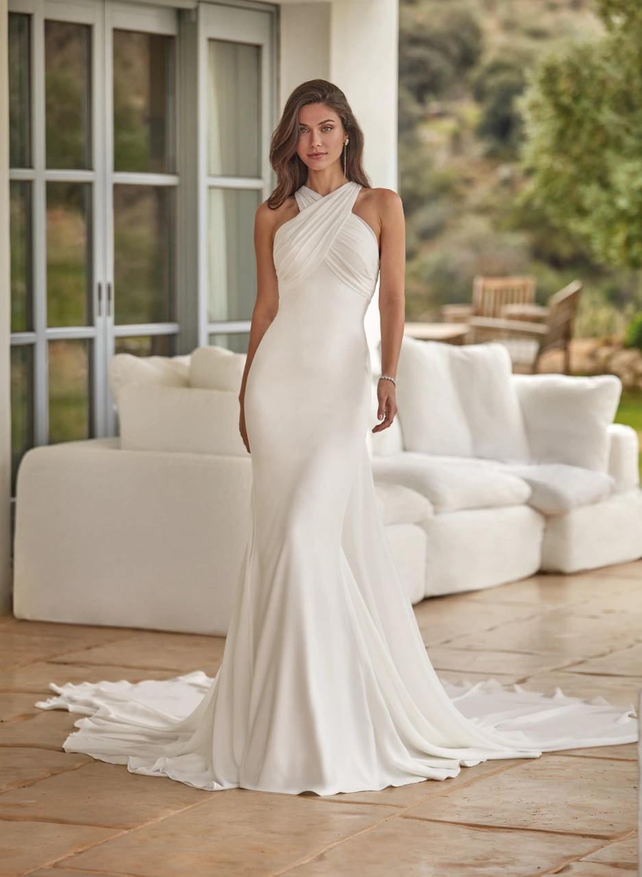 Vestito da sposa semplice e classico a sirena in chiffon con schiena scoperta e strascico morbido, scollo drappeggiato intrecciato