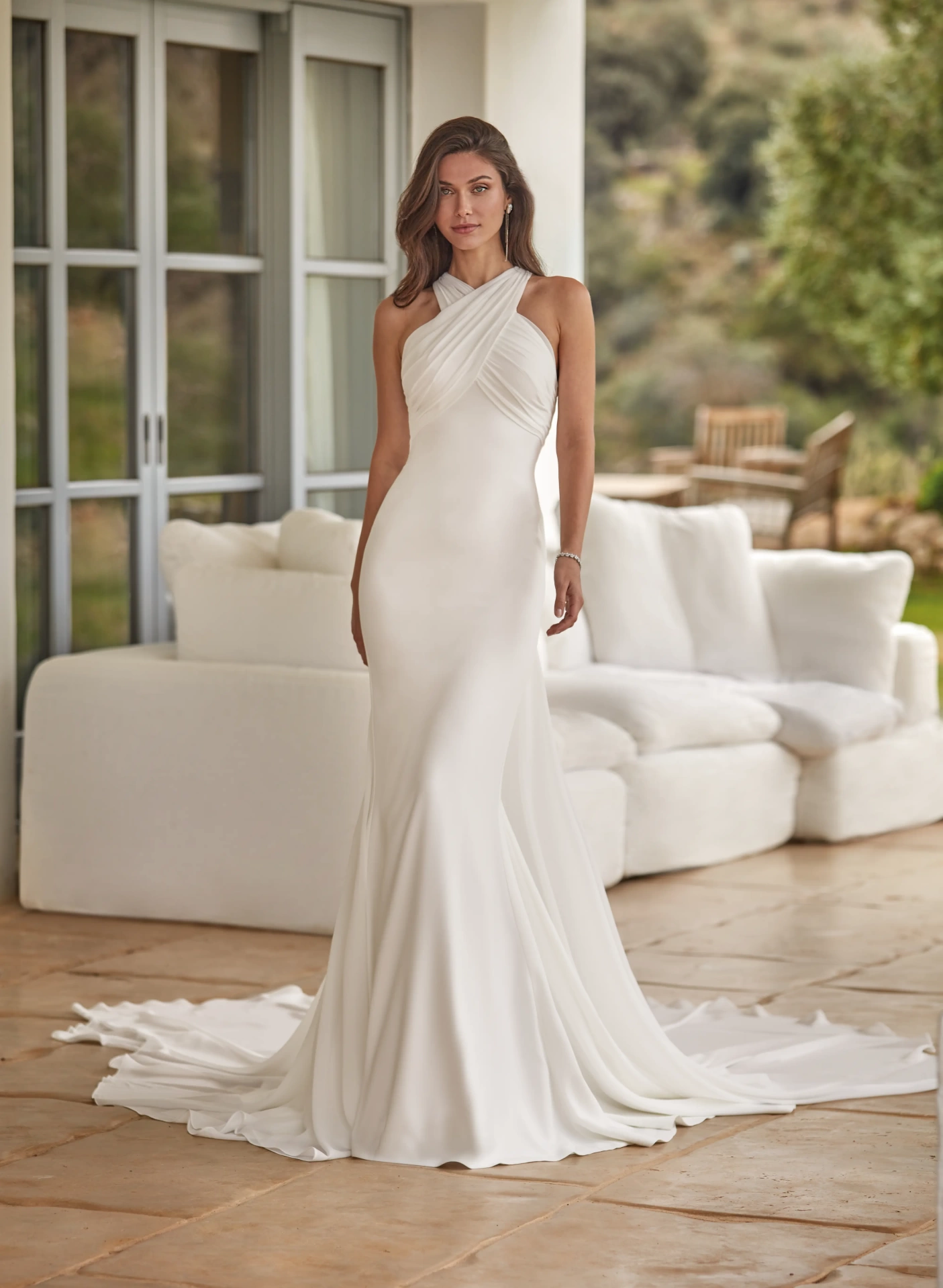 Vestito da sposa semplice e classico a sirena in chiffon con schiena scoperta e strascico morbido, scollo drappeggiato intrecciato
