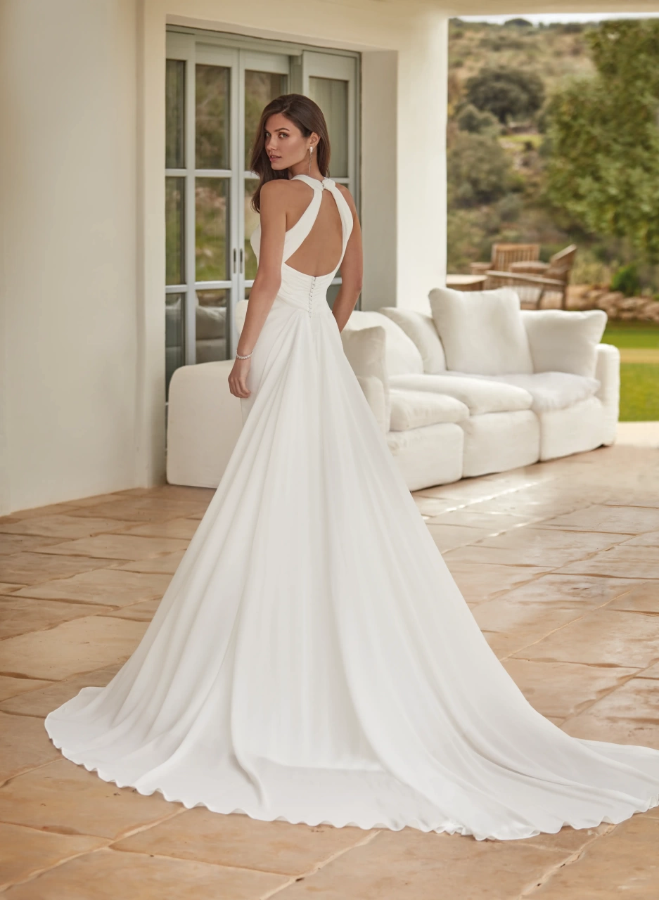 Vestito da sposa semplice e classico a sirena in chiffon con schiena scoperta e strascico morbido, scollo drappeggiato intrecciato