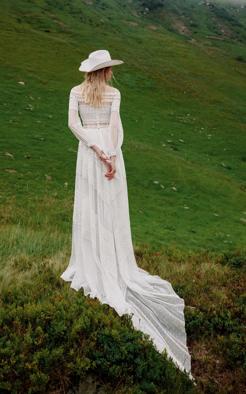 Vestito da sposa boho con maniche lunghe a palloncino in tulle e pizzo, scollo a barchetta, corpino in pizzo geometrico effetto tattoo, gonna scivolata in tulle plumetis e pizzo